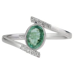 Silvorra Anillo Solitario Contemporáneo con Esmeralda Ovalada y Diamantes en Bisel de Plata