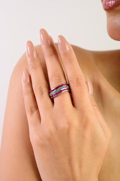 Anello a fascia con motivo a tre file di rubini e pietre di smeraldo di Silvorra per lei