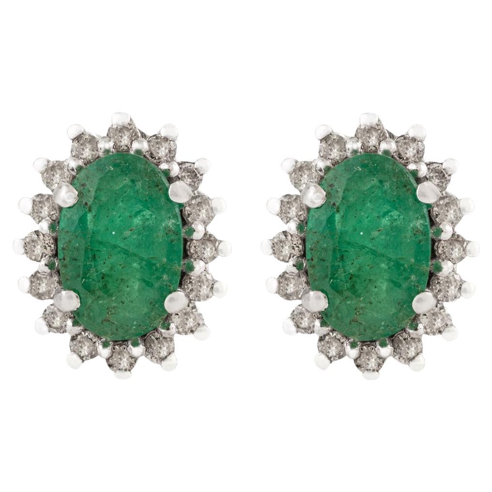 Silvorra Elegante Smaragd-Cluster-Ohrstecker mit Halo-Diamanten im Ovalschliff für Sie im Angebot
