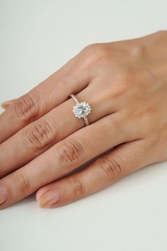 Silvorra Anillo de compromiso de aguamarina talla esmeralda y halo de diamantes Plata de Ley
