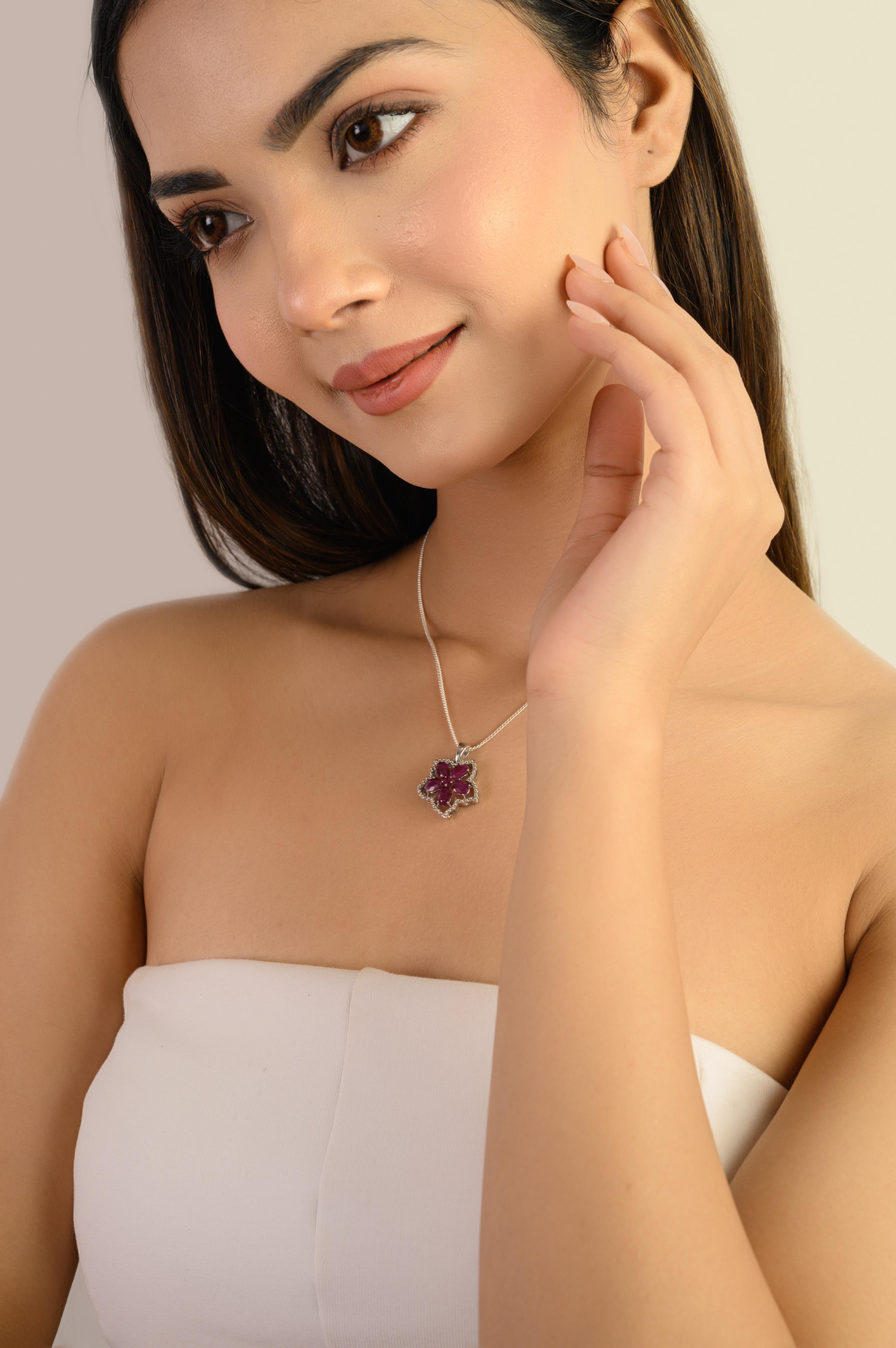 Ciondolo a cinque petali in argento sterling con rubino naturale e zircone aureolato di Silvorra in vendita 4