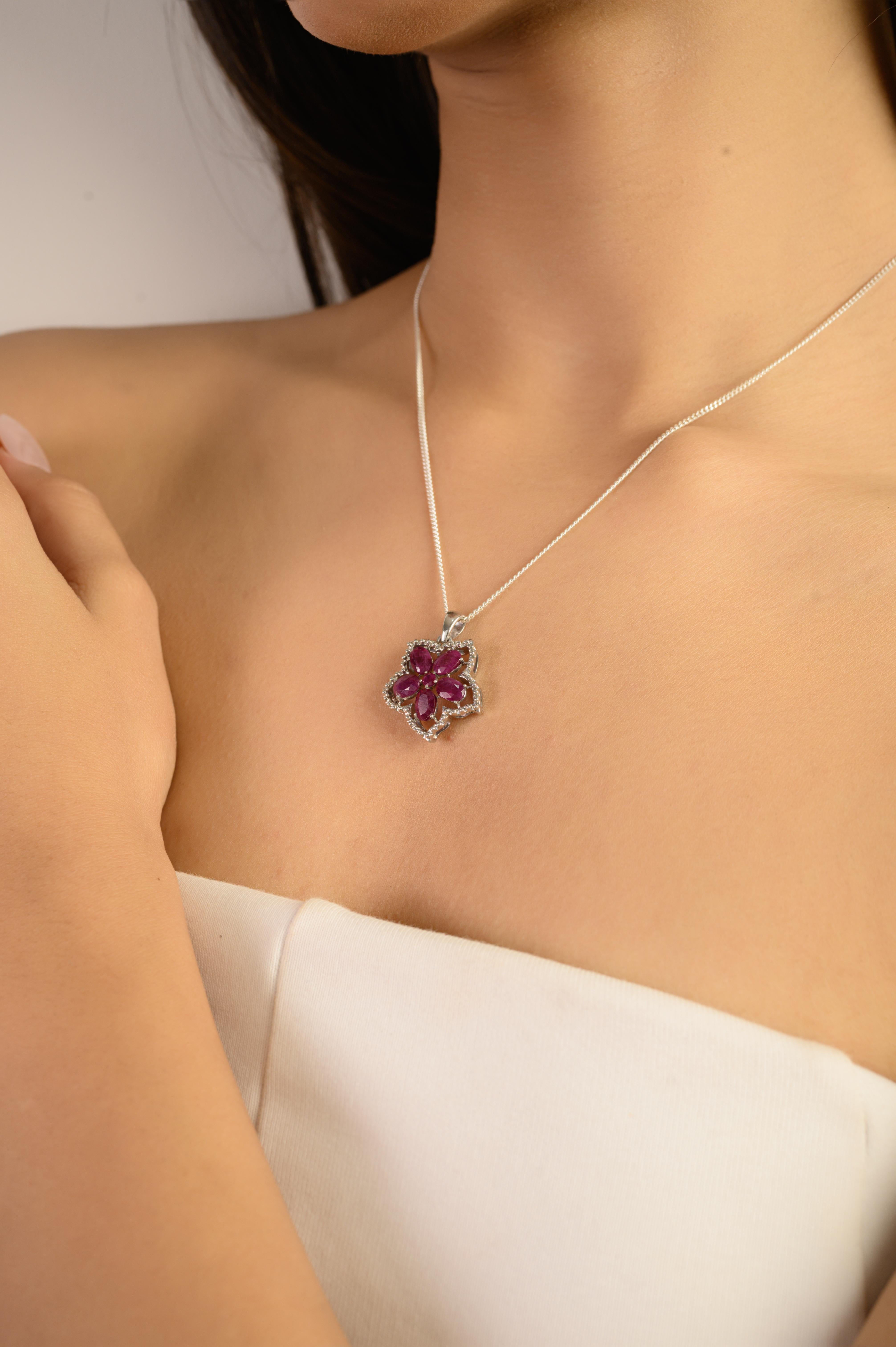 Questo anello in argento sterling 925 presenta un grazioso motivo floreale ornato da cinque gemme di rubino naturale. I rubini sono splendidamente disposti in un mix di tagli ovali e rotondi, con dimensioni di circa 6 × 3 mm e 2,5 mm, per un peso