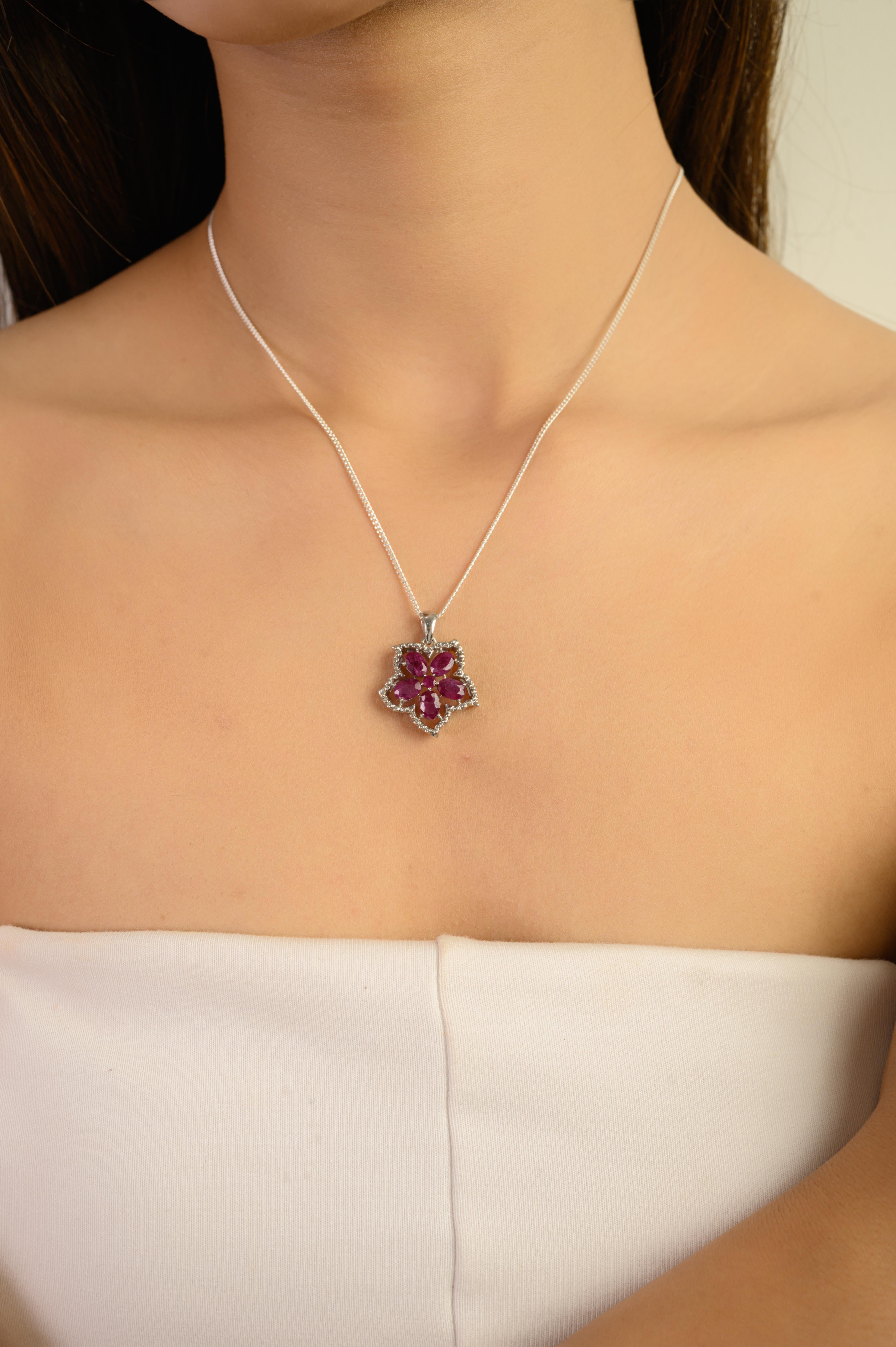 Taglio ovale Ciondolo a cinque petali in argento sterling con rubino naturale e zircone aureolato di Silvorra in vendita