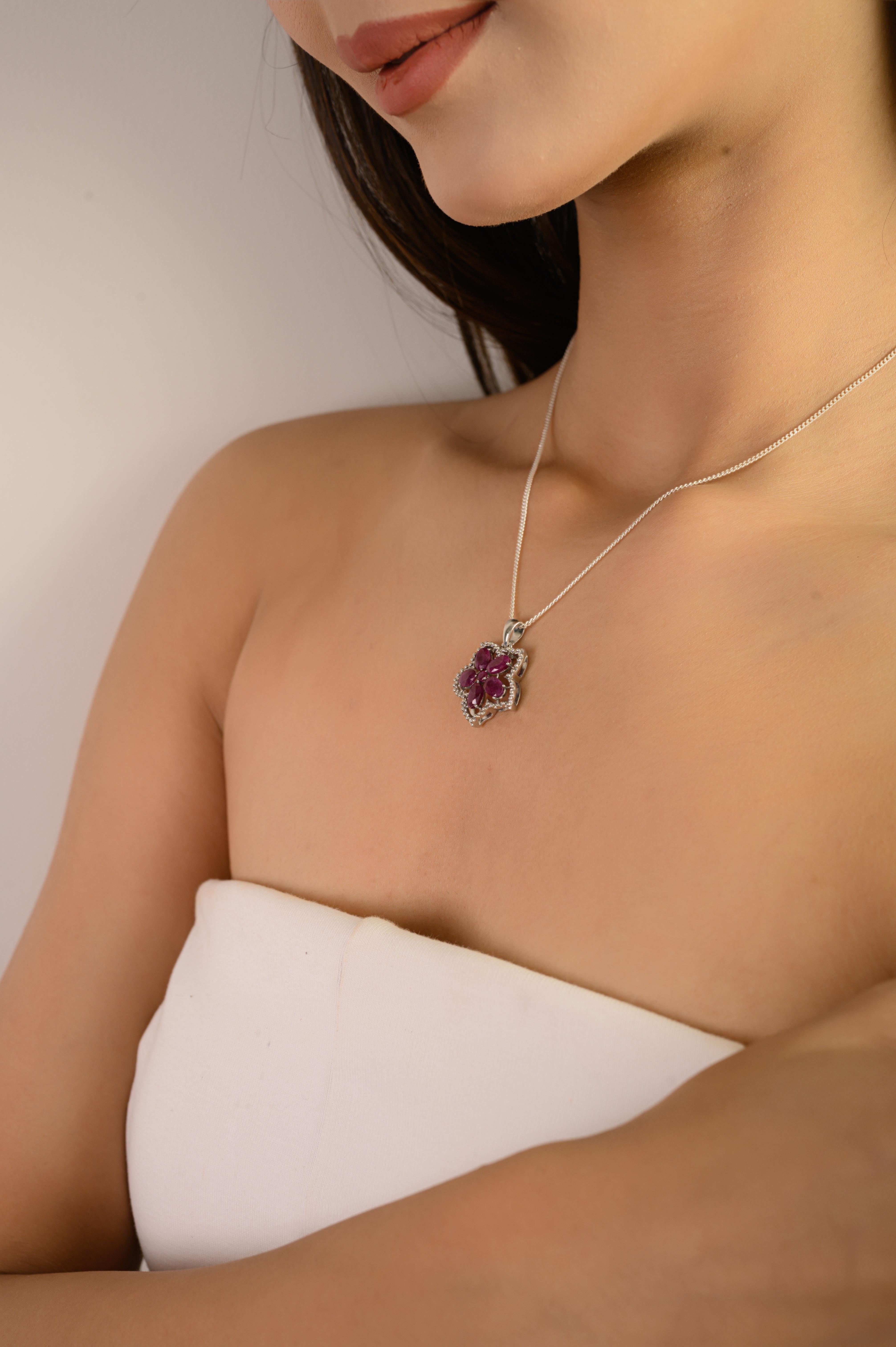 Donna Ciondolo a cinque petali in argento sterling con rubino naturale e zircone aureolato di Silvorra in vendita