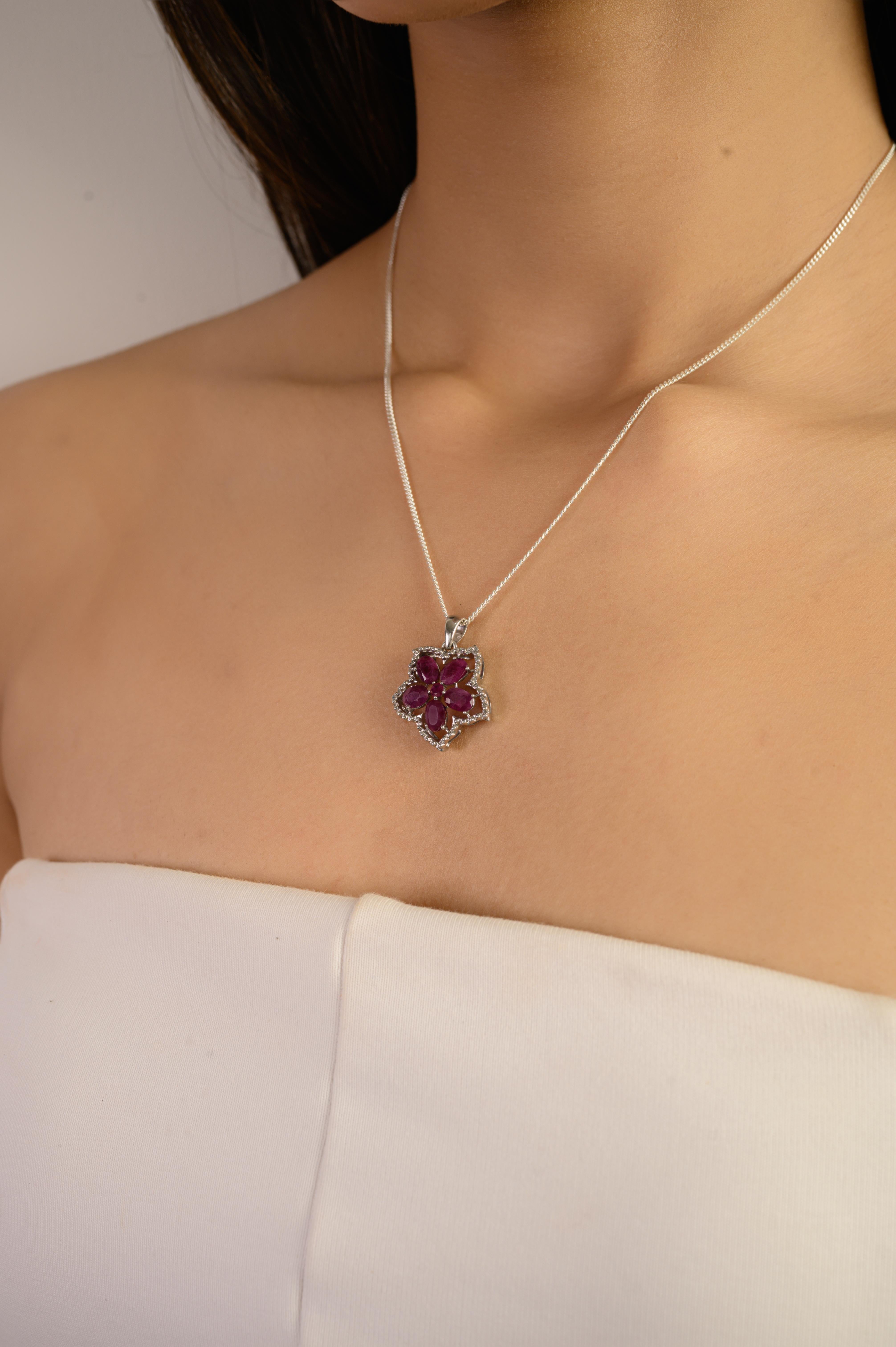 Ciondolo a cinque petali in argento sterling con rubino naturale e zircone aureolato di Silvorra in vendita 2