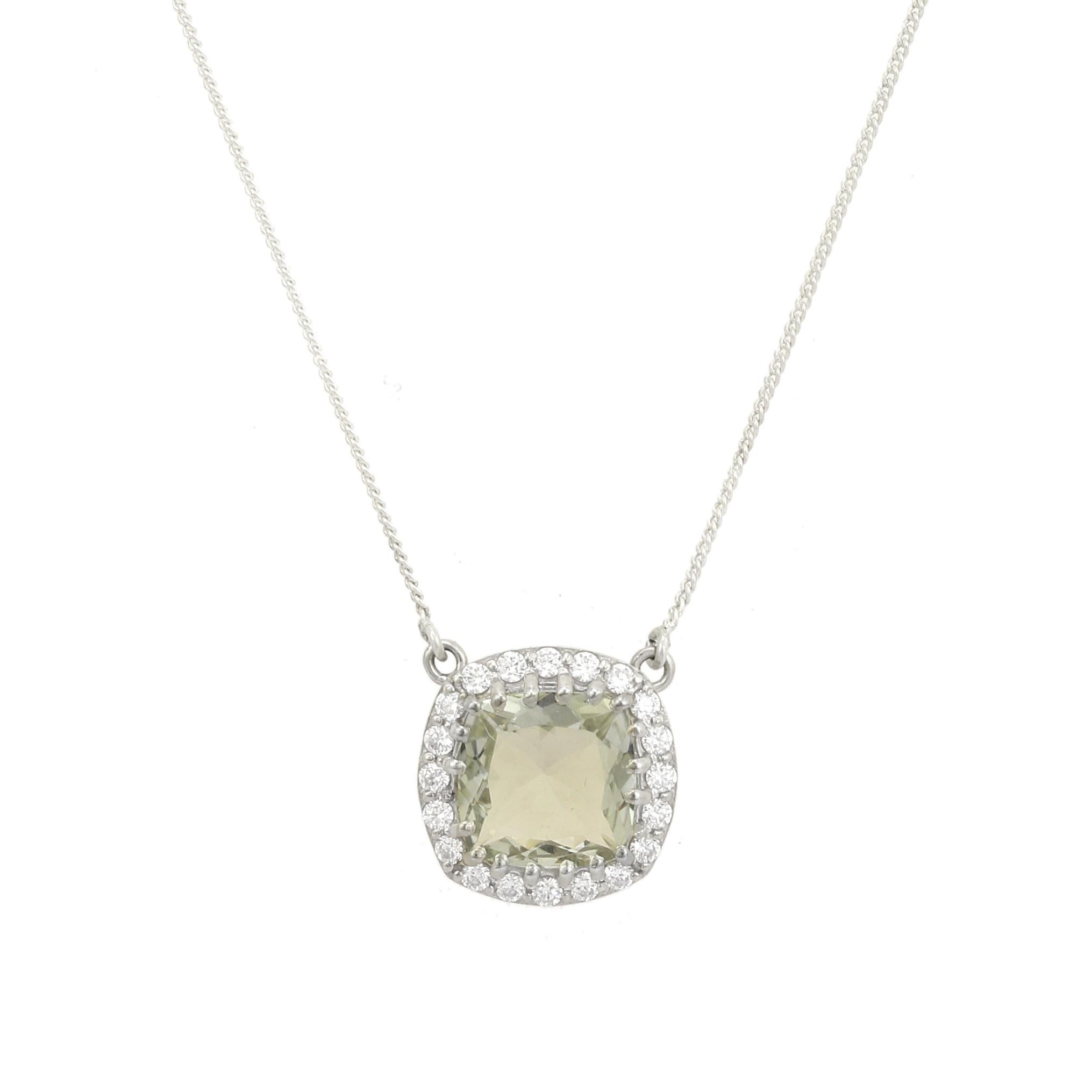 Art Déco Silvorra Green Amethyst Cushion Pendant Necklace with Zircon Halo in 925 Silver in vendita