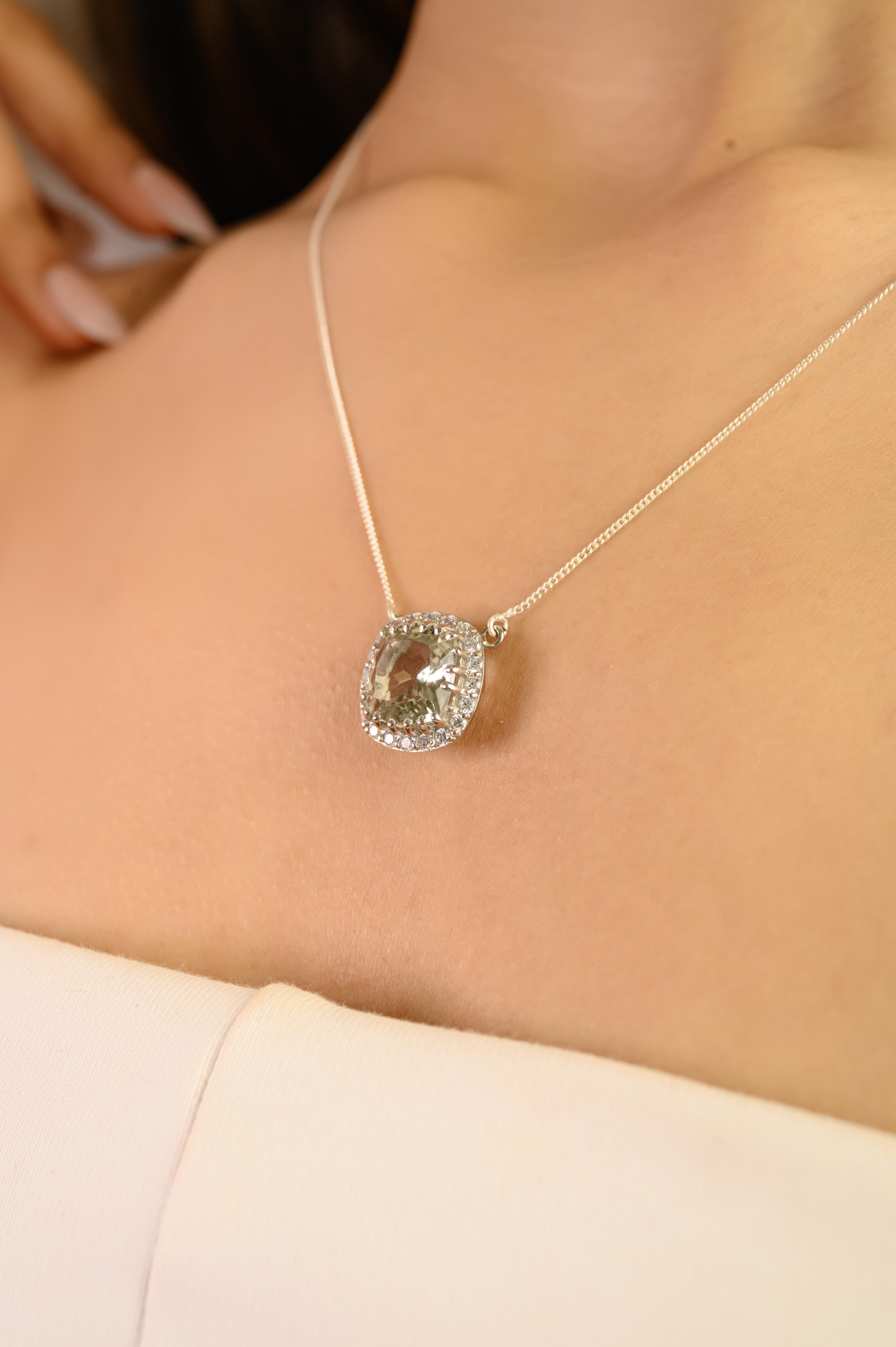 Silvorra Green Amethyst Cushion Pendant Necklace with Zircon Halo in 925 Silver in vendita 2