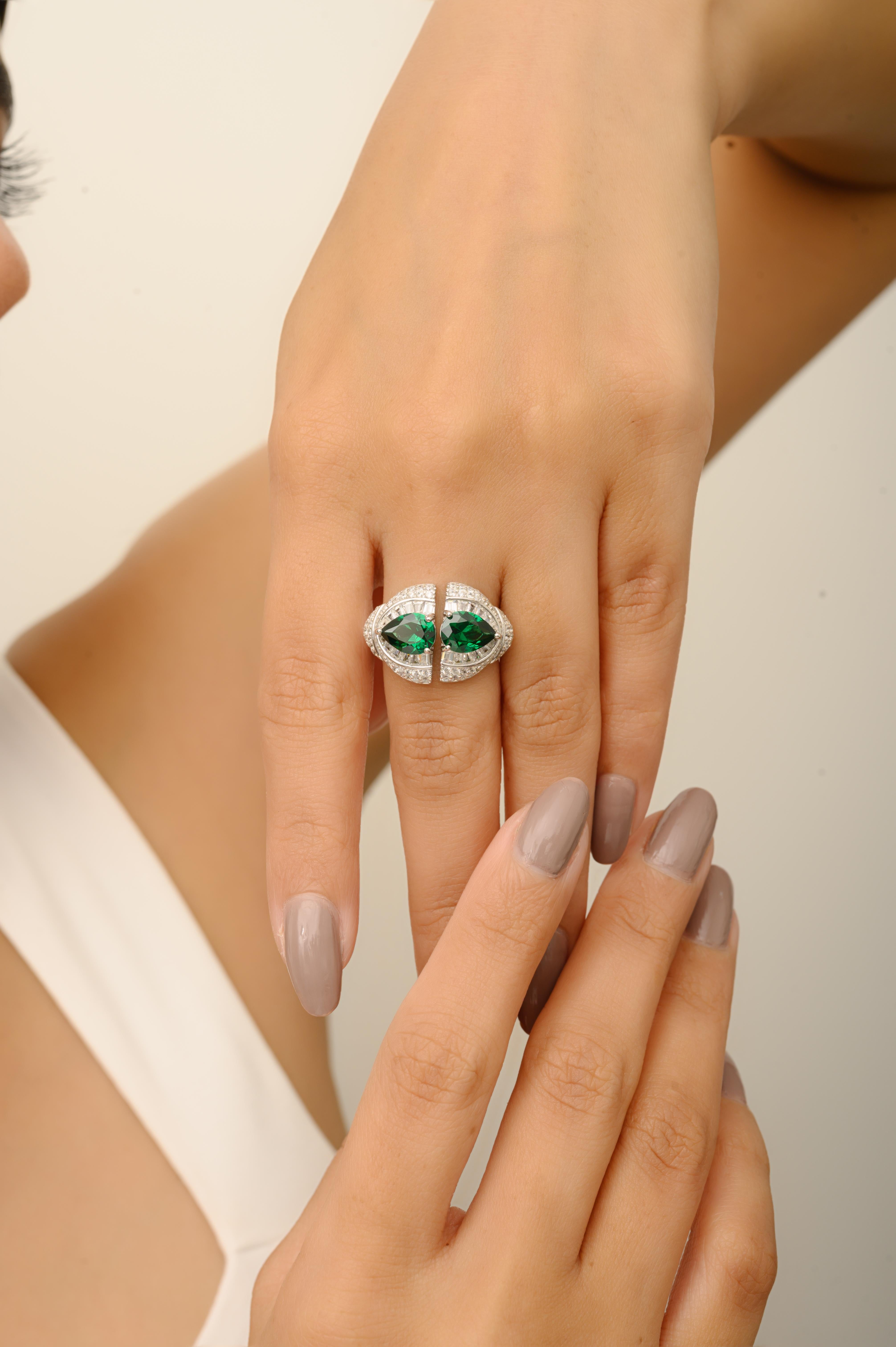 in vendita:  Anello Cocktail Split Halo con Cubic Zirconia Verde e Bianca di Silvorra in Argento 925 8
