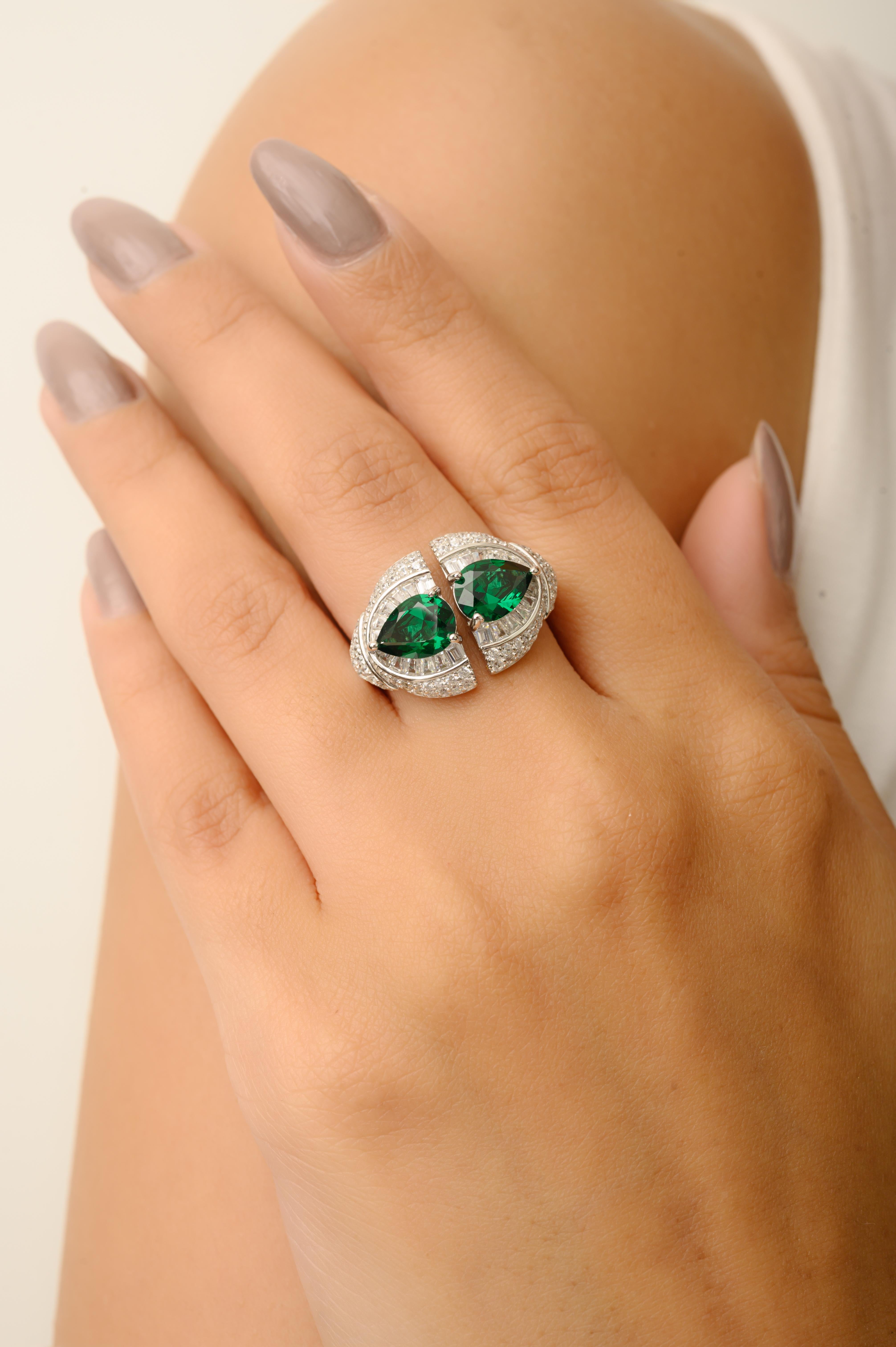in vendita:  Anello Cocktail Split Halo con Cubic Zirconia Verde e Bianca di Silvorra in Argento 925 9