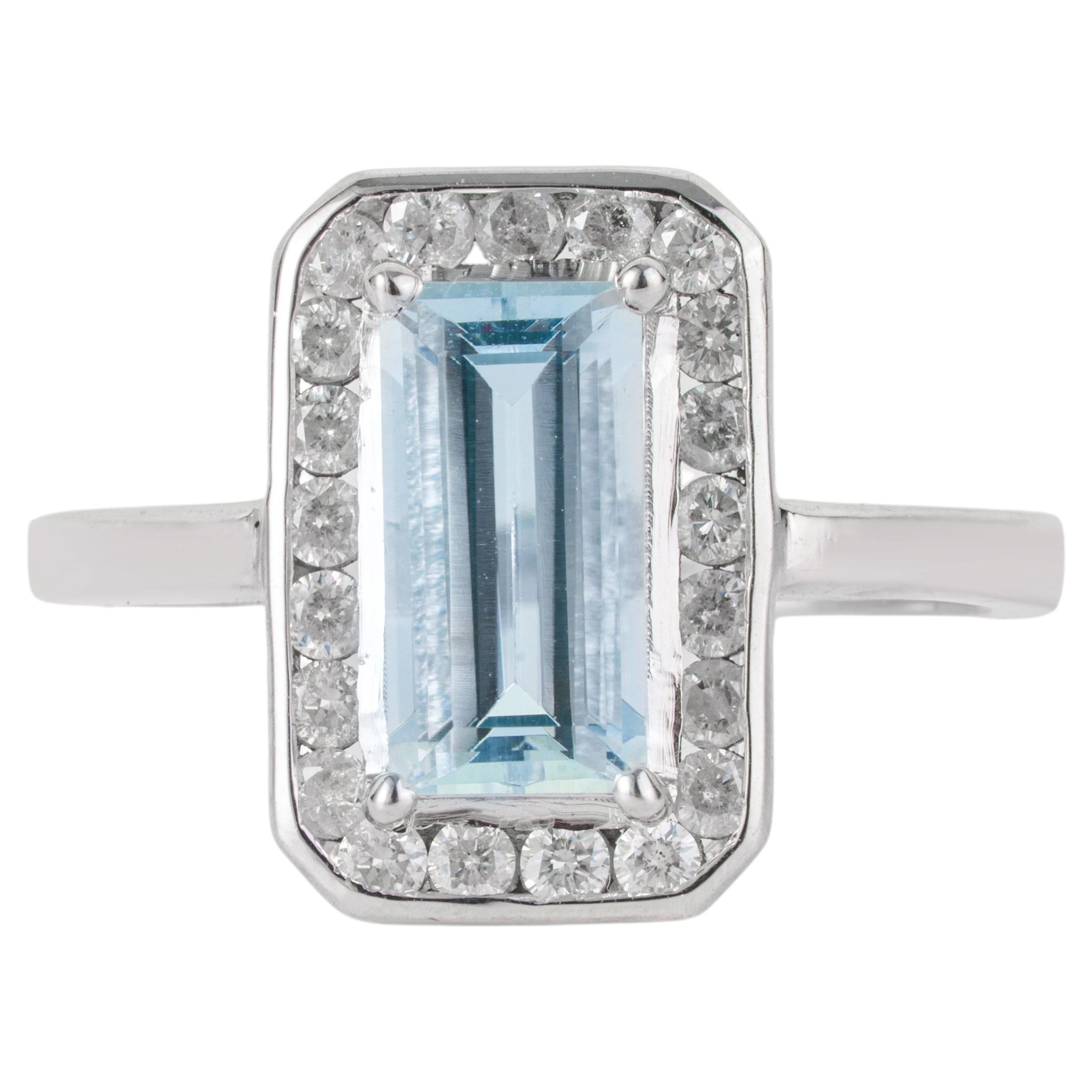 Anello vistoso Silvorra realizzato a mano in argento con acquamarina e diamanti in montatura a halo, per un totale di 1,56 carati