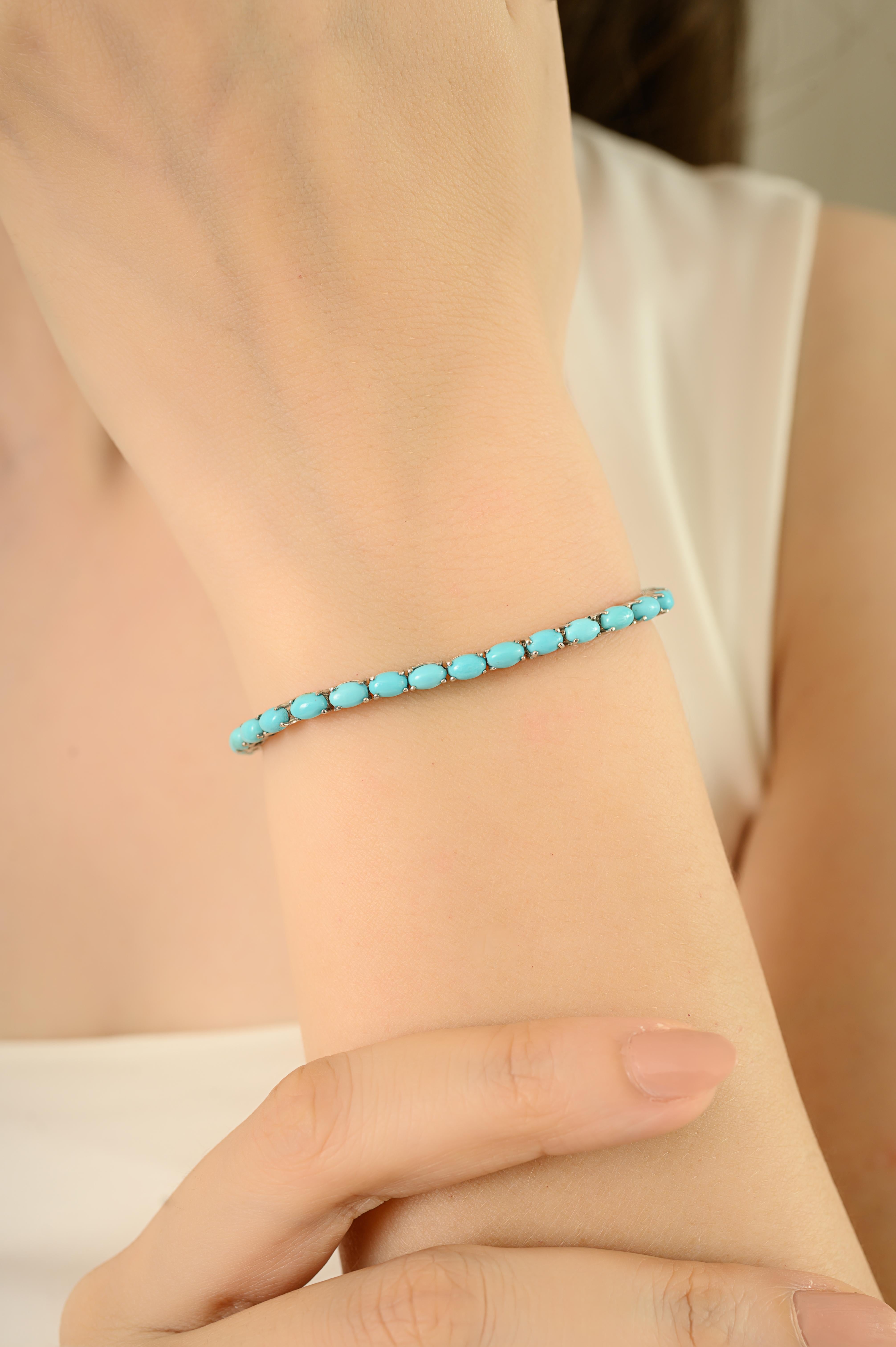 Dieses elegante Armband ist aus massivem 925er Sterlingsilber handgefertigt und zeigt 35 ovale Türkissteine mit einer Größe von je 4x3 mm und einem Gesamtkaratgewicht von 6,77 ct. Die Steine sind sicher in klassischen Zackenfassungen gefasst, die