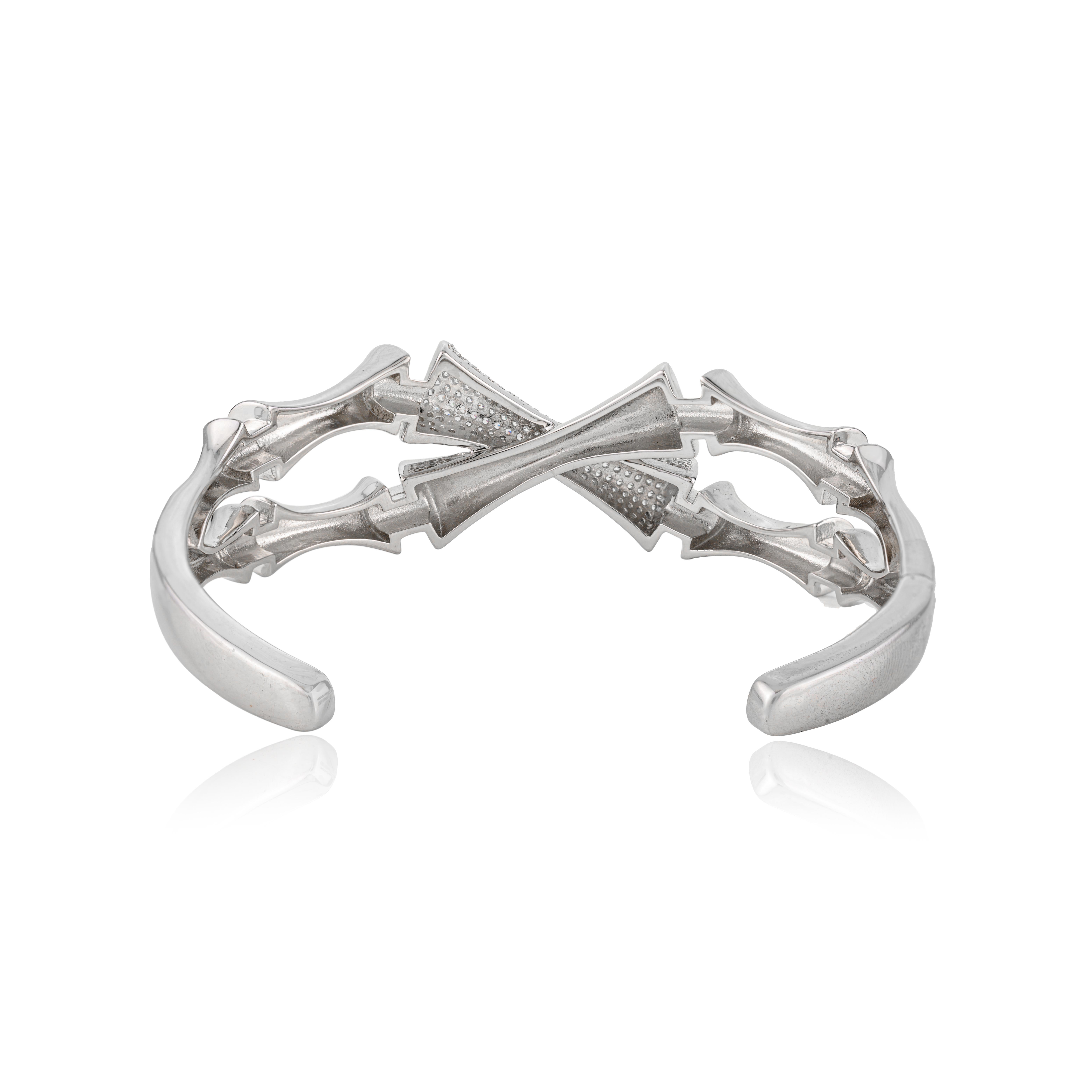 Silvorra Handgefertigtes 925 Silber Couture Manschettenarmband mit weißen Cubic Zirkonia im Angebot 1