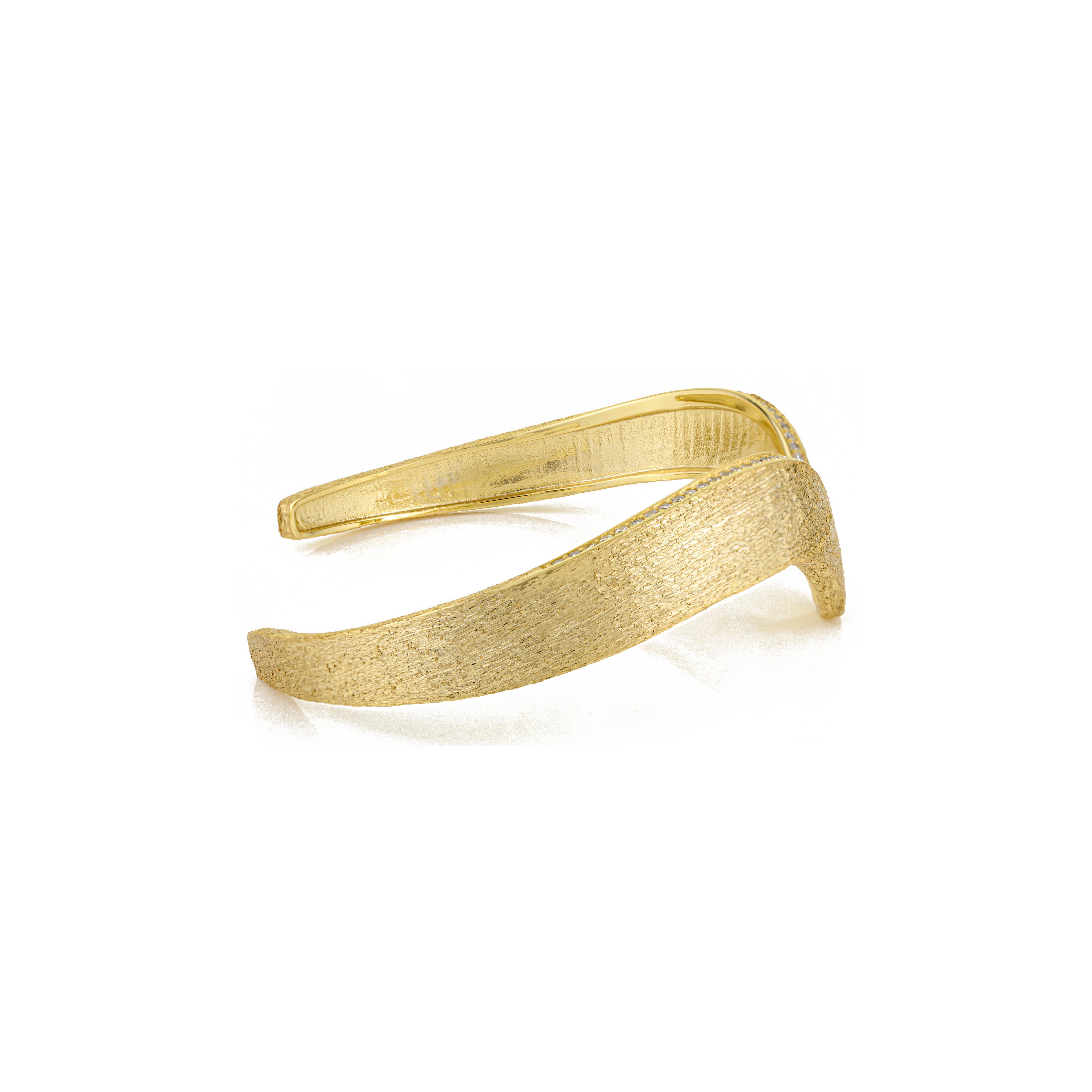 Contemporain A Silver Bracelet manchette réglable en argent 925 et zircon ondulé de couleur or en vente