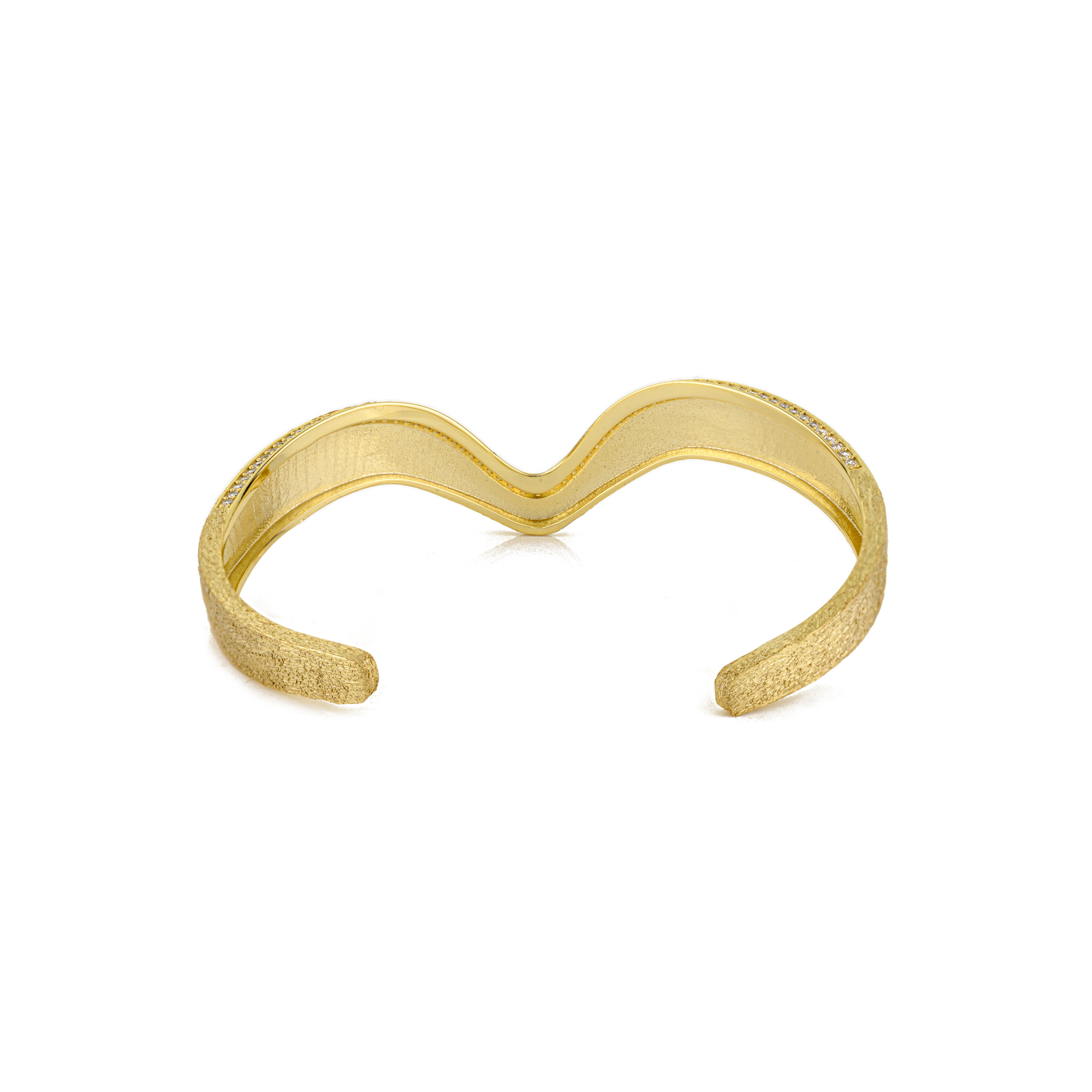 Taille ronde A Silver Bracelet manchette réglable en argent 925 et zircon ondulé de couleur or en vente