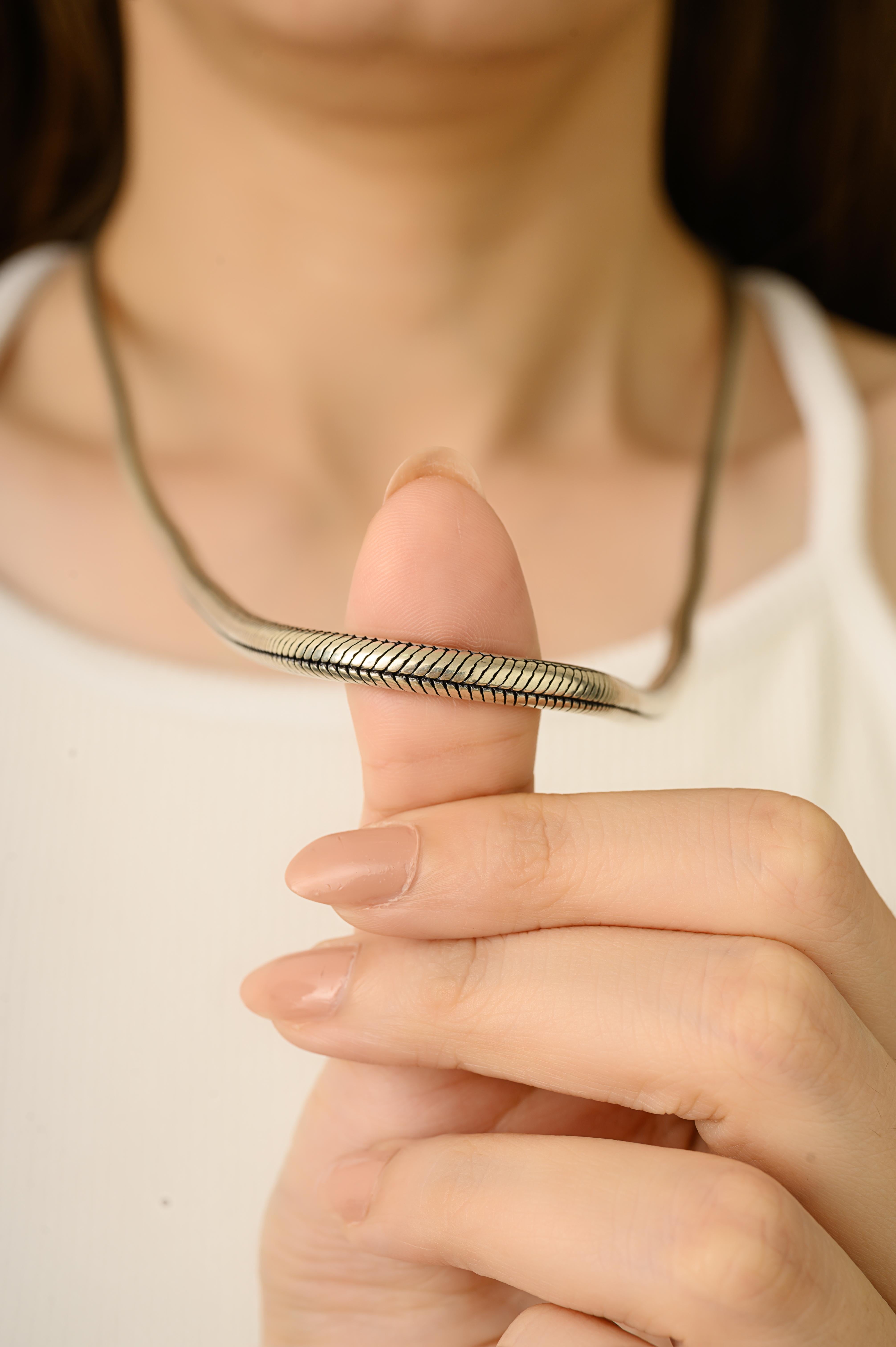 Realizzata in argento massiccio 925, questa collana con catena a serpente realizzata a mano presenta un design elegante e flessibile che emana un'eleganza senza tempo. Con un peso di 29,4 grammi, offre una sensazione di equilibrio, abbastanza