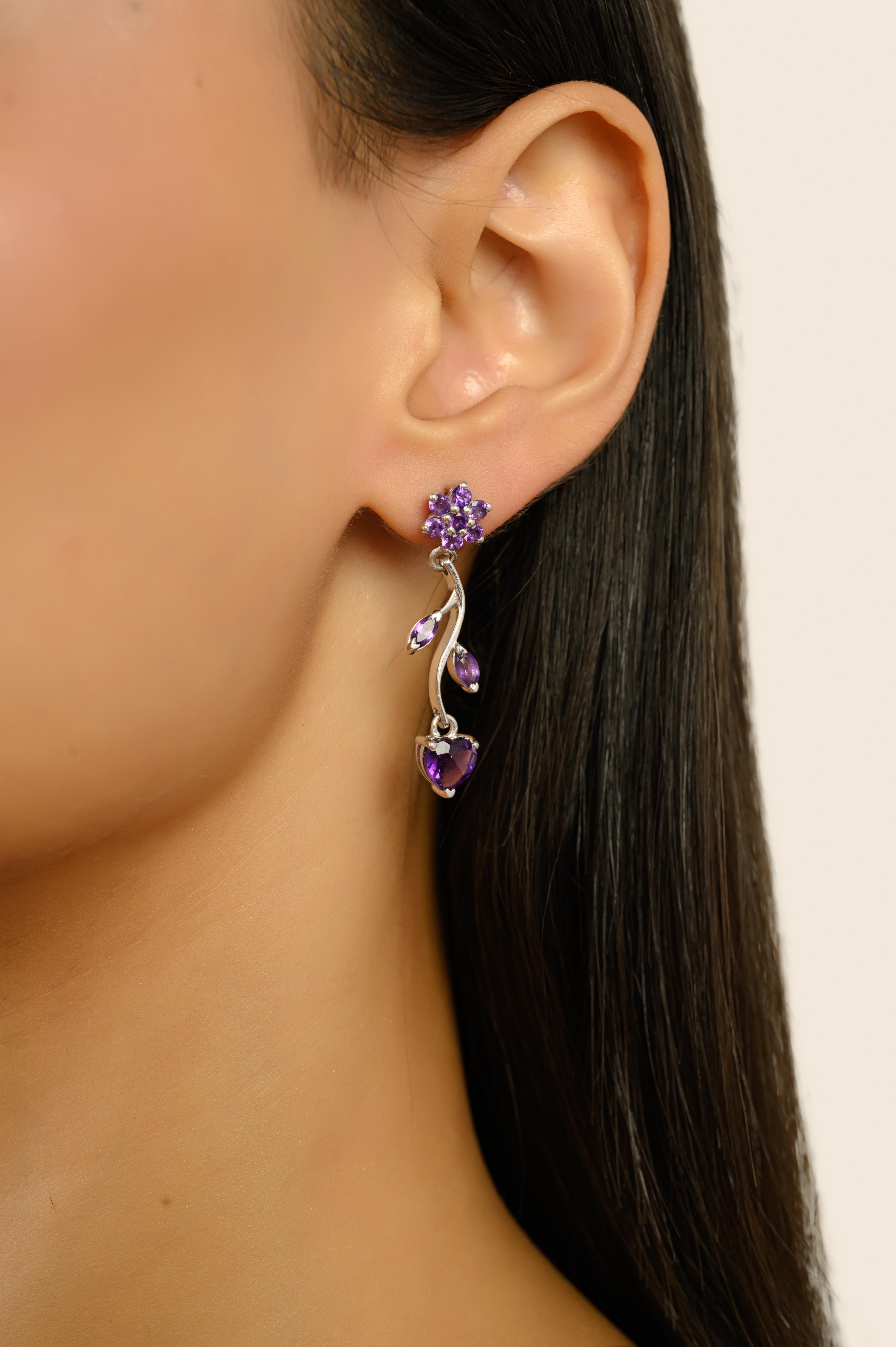 Questi orecchini pendenti in argento sterling 925, realizzati a mano, presentano un grazioso motivo a vite ornato da 20 gemme naturali di ametista in forme miste. Le dimensioni delle ametiste variano da 6 x 7,5 mm, 4,5X2,8, 2,5 mm, per un peso