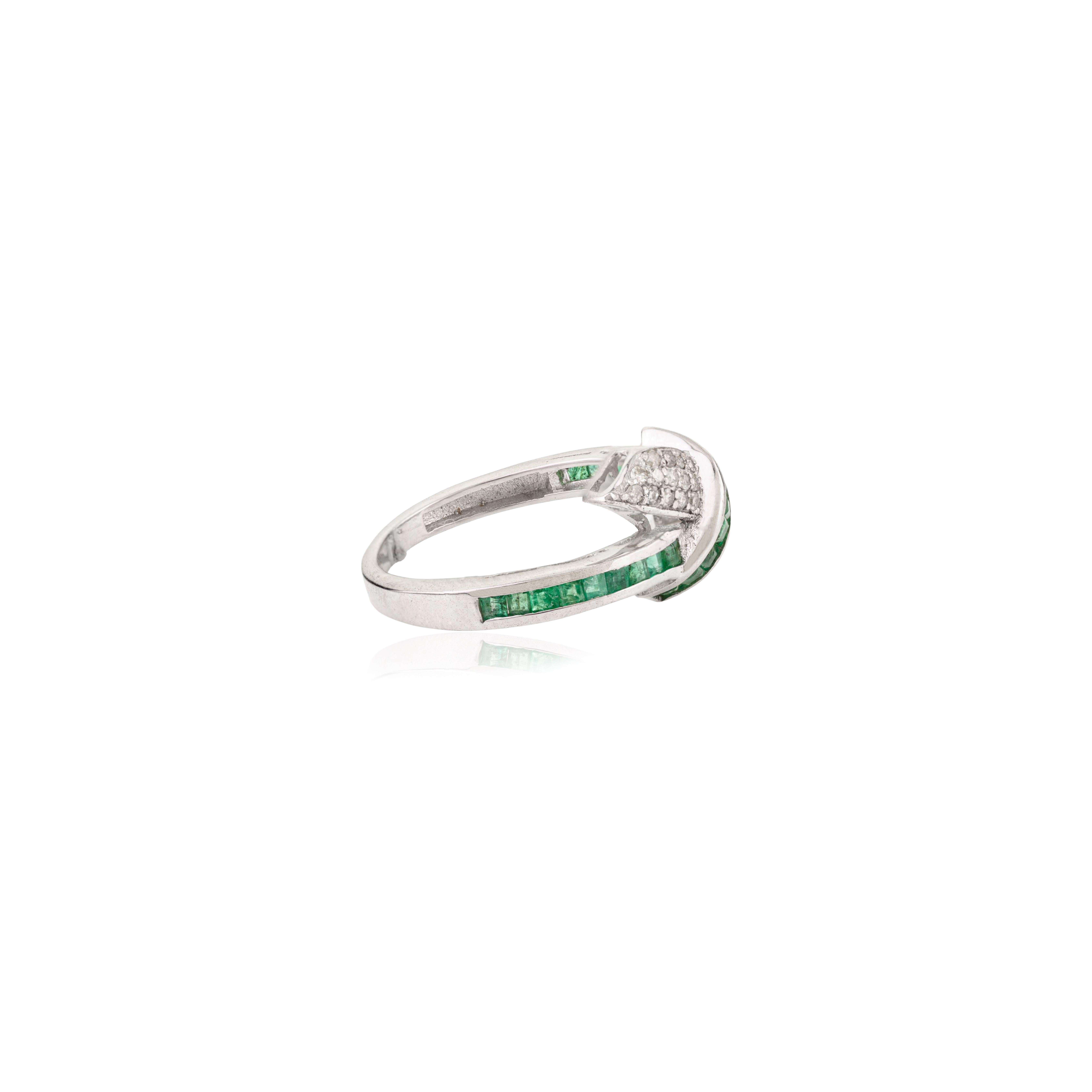 in vendita:  Silvorra Handcrafted Channel Set Emerald & Diamond Crossover Ring in 925 Silver 5