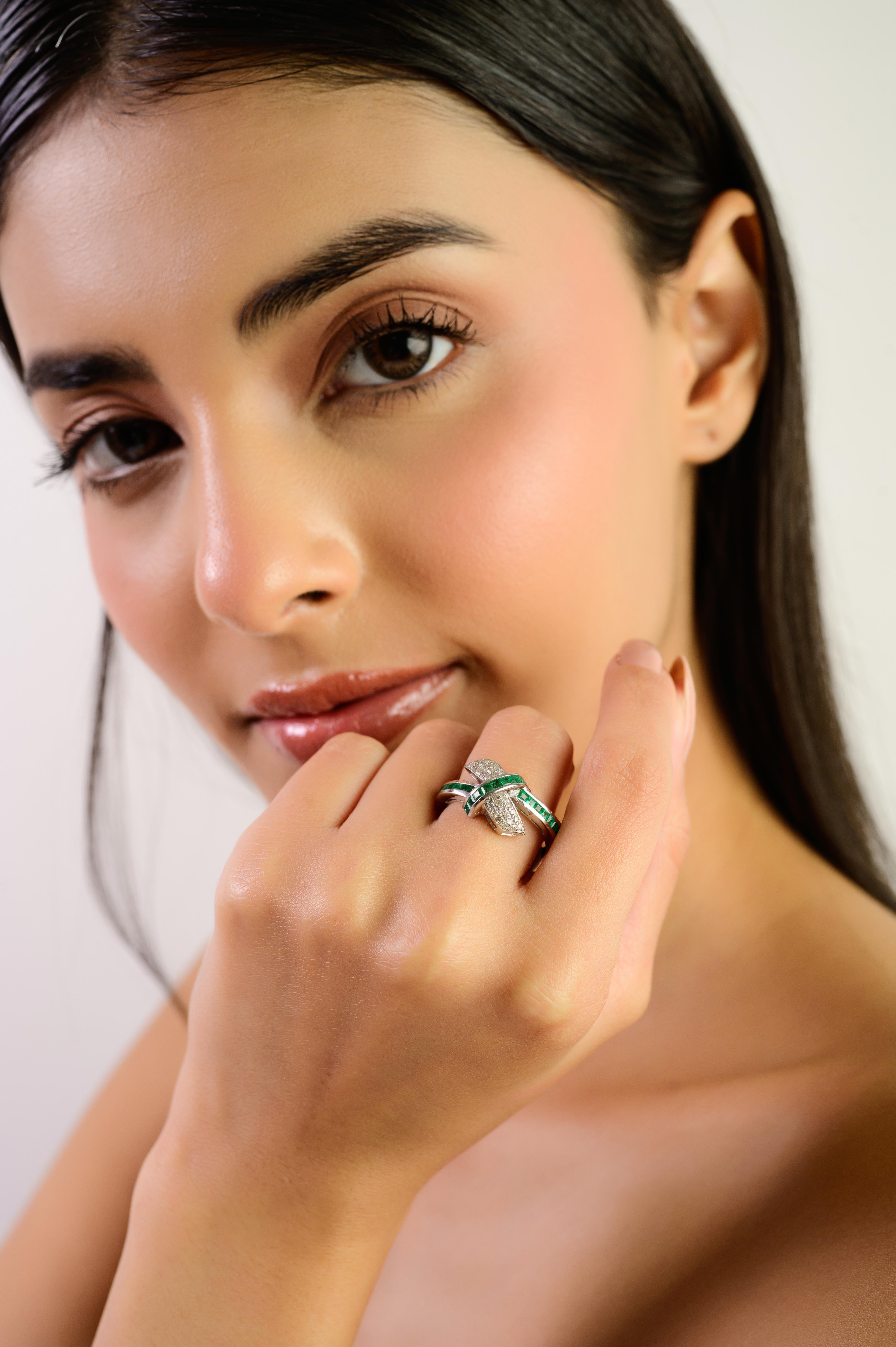 in vendita:  Silvorra Handcrafted Channel Set Emerald & Diamond Crossover Ring in 925 Silver 6