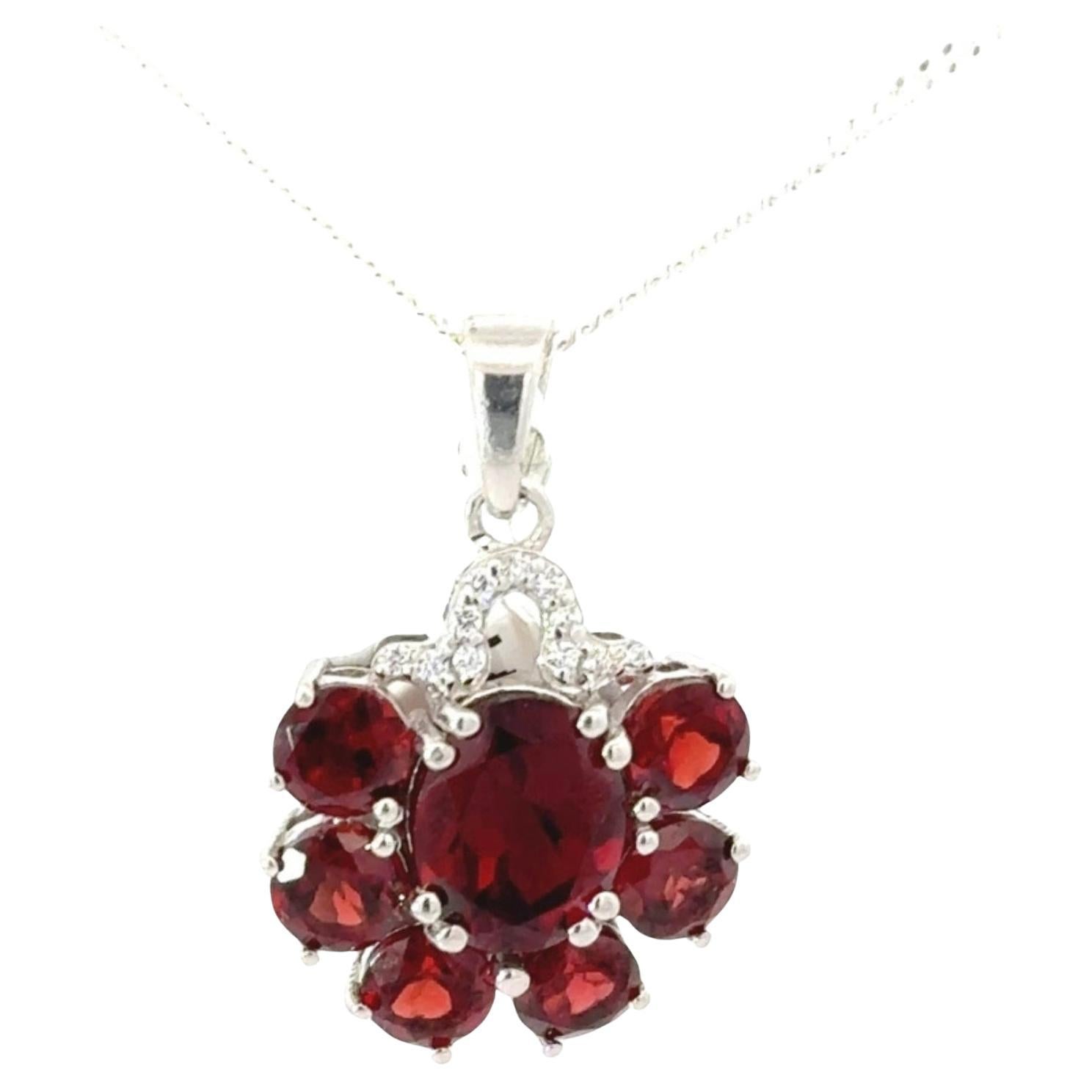 Ciondolo a forma di fiore con granato naturale incastonato in argento massiccio 925 realizzato a mano da Silvorra. in vendita
