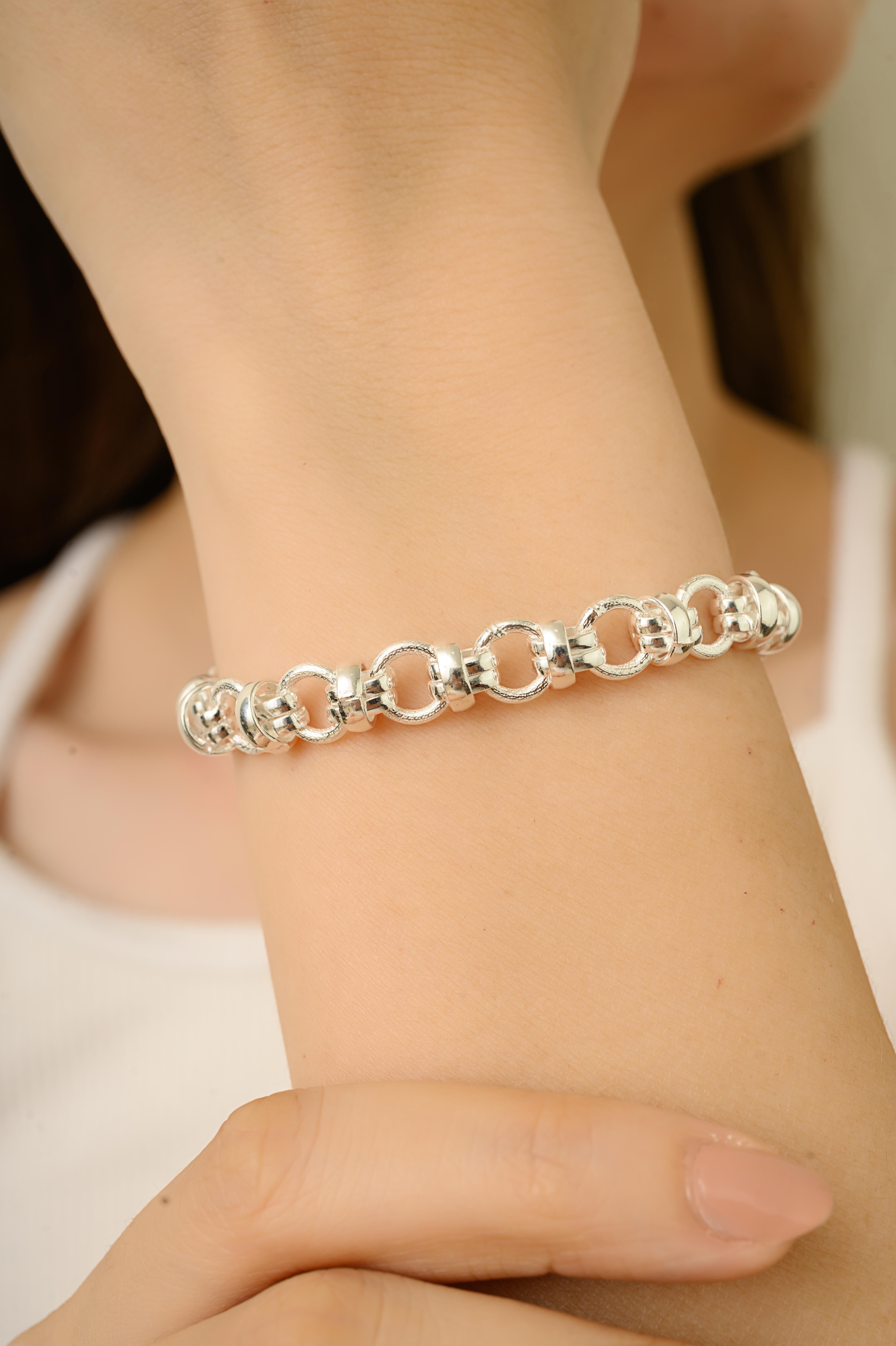 Questo braccialetto in argento sterling 925 ha una finitura lucida e brillante ed è robusto e durevole al tatto. Con un peso di 24,8 grammi, misura 8,75 pollici di lunghezza, 0,31 pollici di larghezza e 0,04 pollici di profondità. Il bracciale è