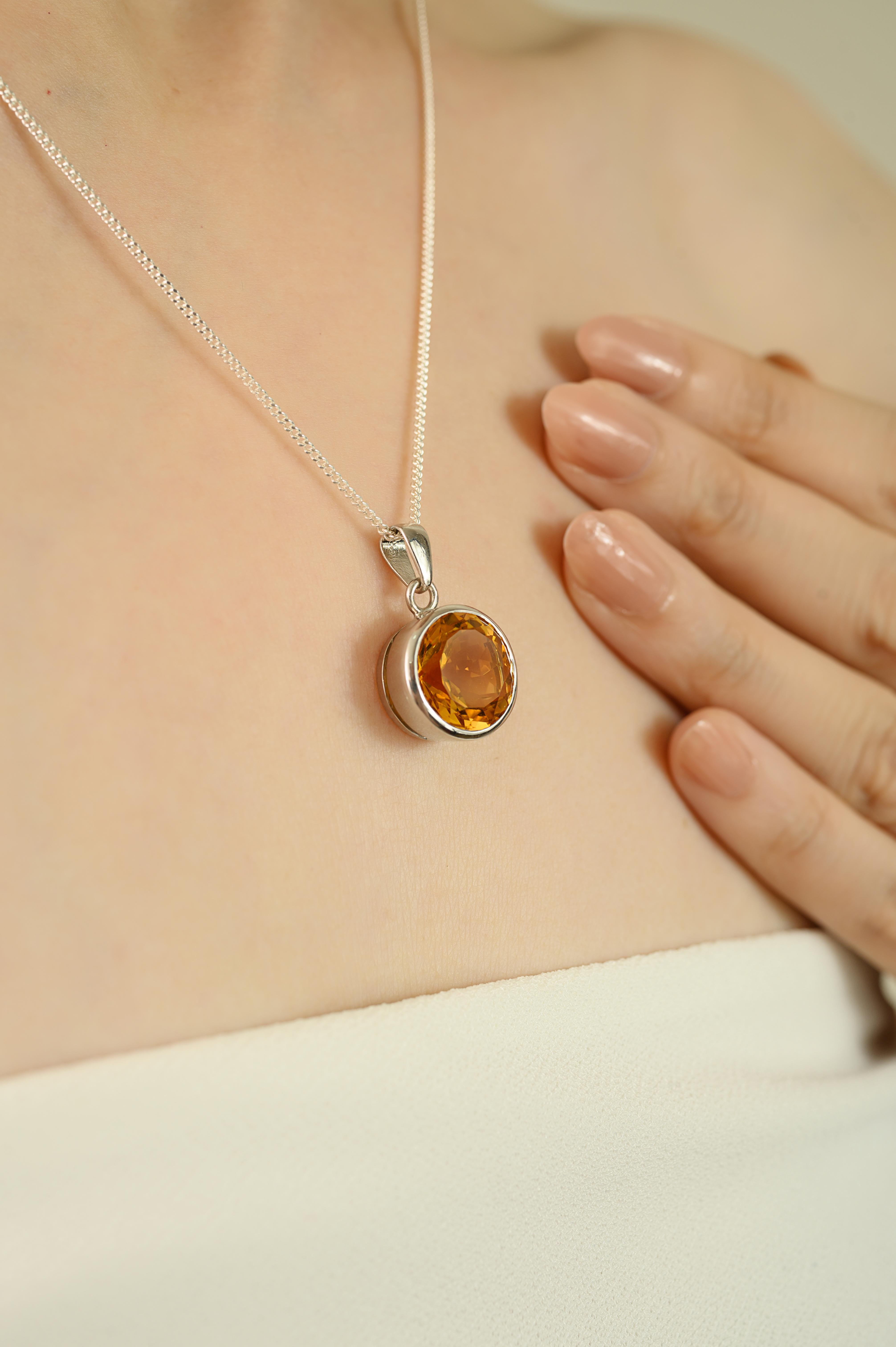 Questo ciondolo è realizzato in argento sterling 925 ed è incastonato con un  La gemma rotonda di citrino naturale misura 12 mm di diametro, pesa 7,94 carati ed è saldamente incastonata in un castone. Il ciondolo ha un peso totale di 4,22 grammi,