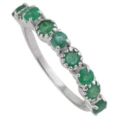 A Silver Bracelet demi-éternité en argent 925, fait main, avec plusieurs pierres et émeraudes de taille ronde.
