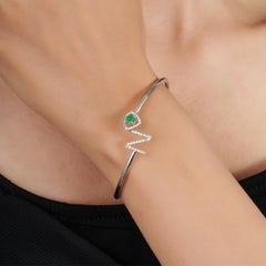 Bracciale a giro Silvorra con iniziale "N", smeraldo verde e diamanti a forma di cuore, in argento