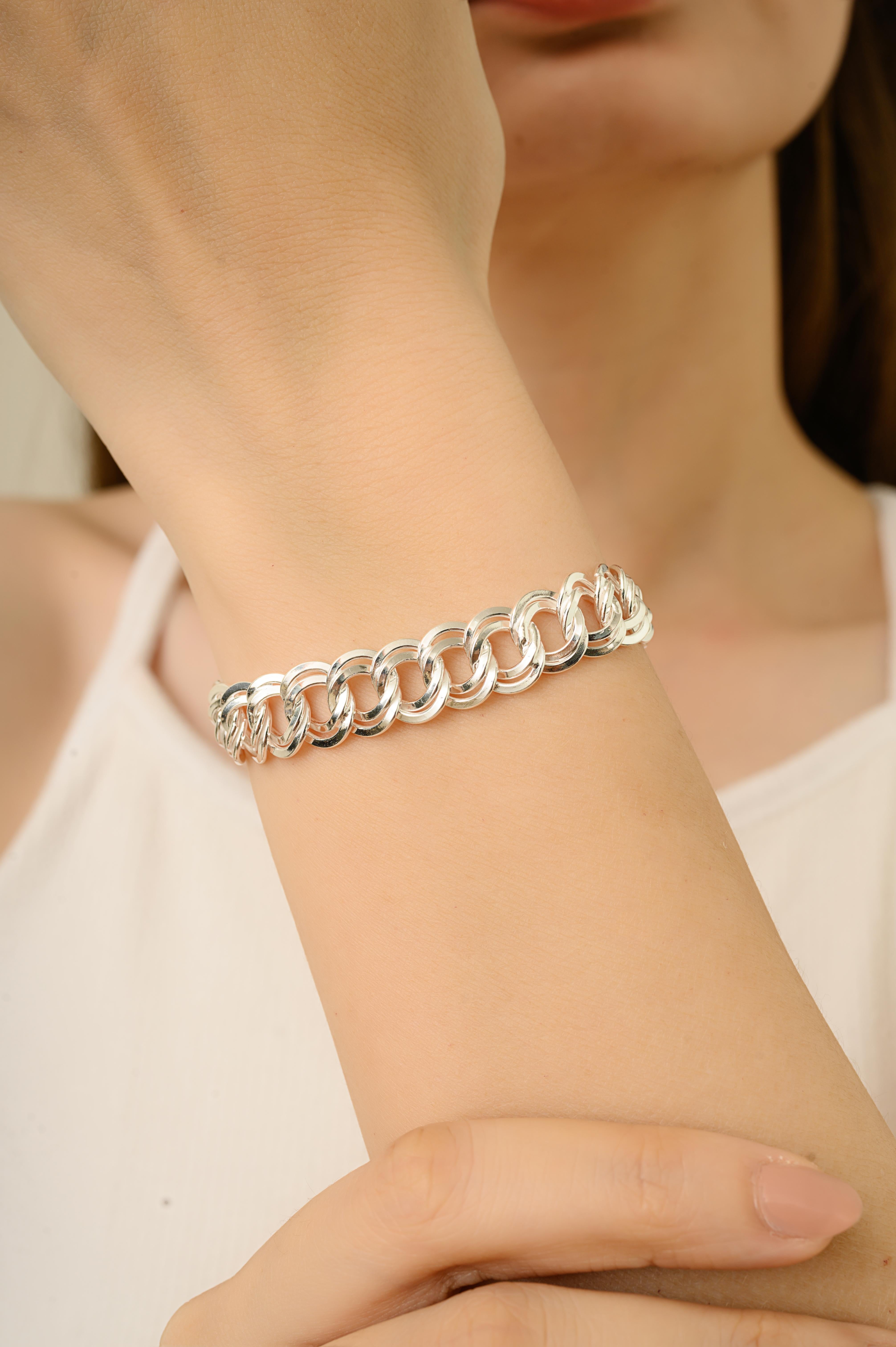 Questo audace bracciale con catena a cordoncino è realizzato in argento massiccio 925 e pesa 22,8 g con una lunghezza di 8,5 pollici. È rifinito con una sicura chiusura a moschettone e una lucentezza argentata che gli conferisce un look pulito e