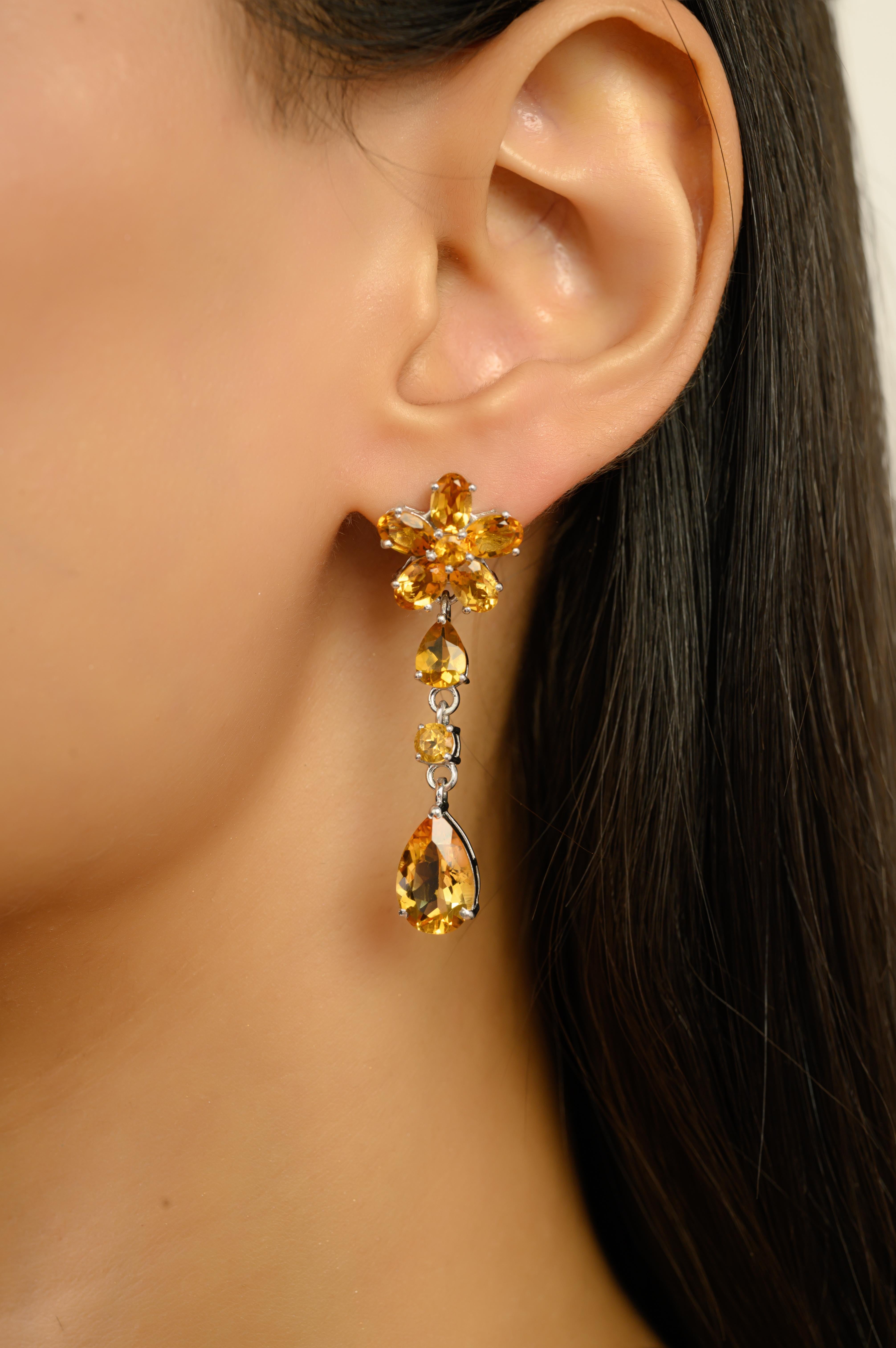 Questi orecchini lunghi in argento sterling 925 presentano 18 splendide gemme naturali di citrino sfaccettate in forme miste. Il peso totale dei citrini è di 11,6 carati. Ogni orecchino misura 1,79 pollici di lunghezza, 0,54 pollici di larghezza e