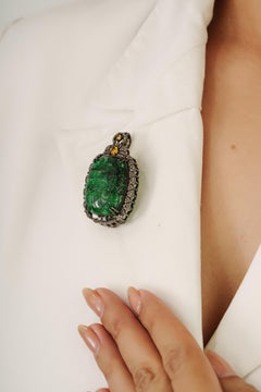 Colgante de Esmeralda Tallada de Lujo Silvorra con Detalle de Diamantes Foliados