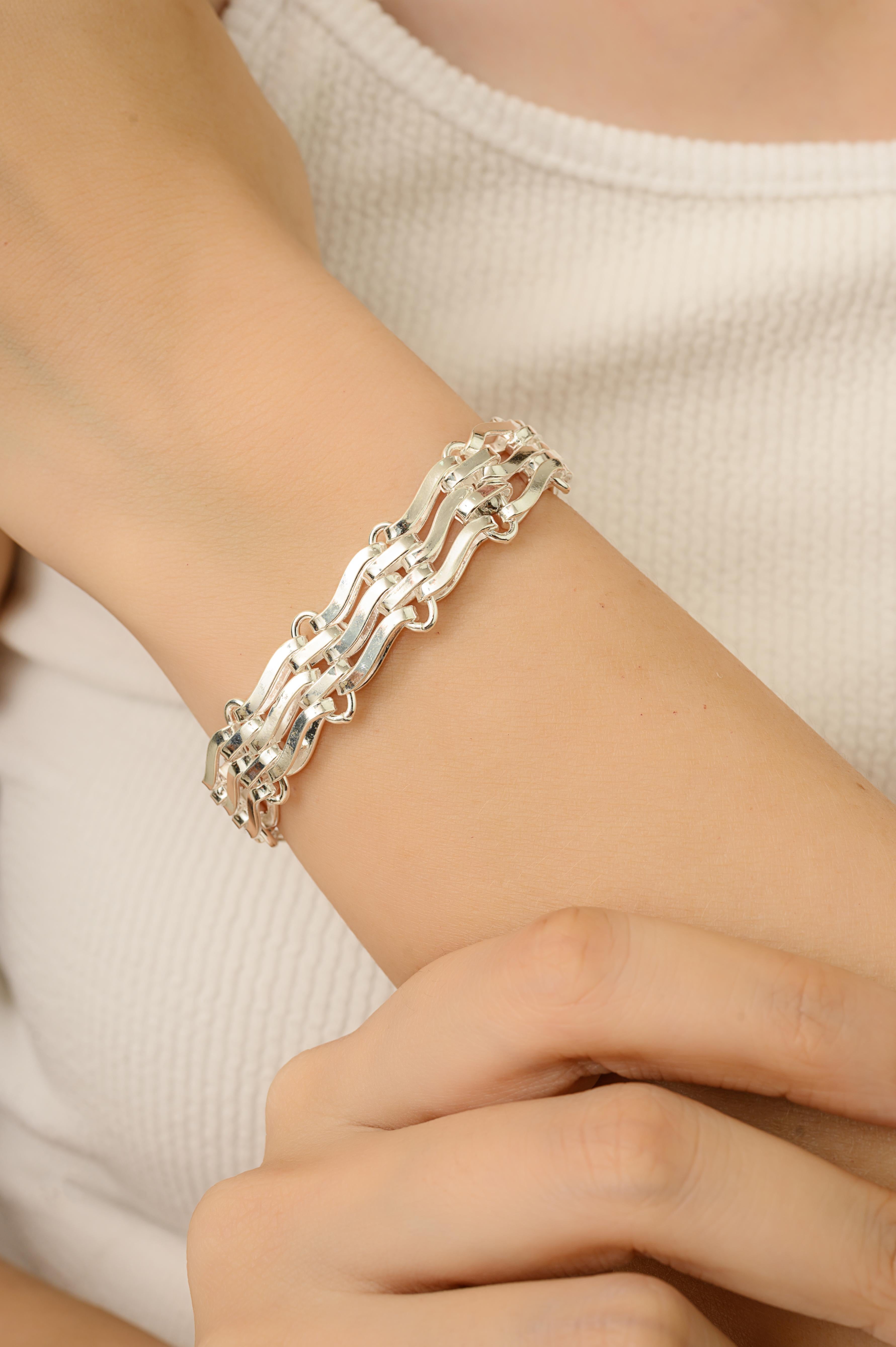 Esta pulsera artesanal está hecha de plata de ley 925 maciza, lo que garantiza resistencia, durabilidad y un brillo duradero. Pesa 36,8 gramos y mide 7,75 pulgadas de largo, 0,56 pulgadas de profundidad y 0,18 pulgadas de ancho. Su acabado pulido