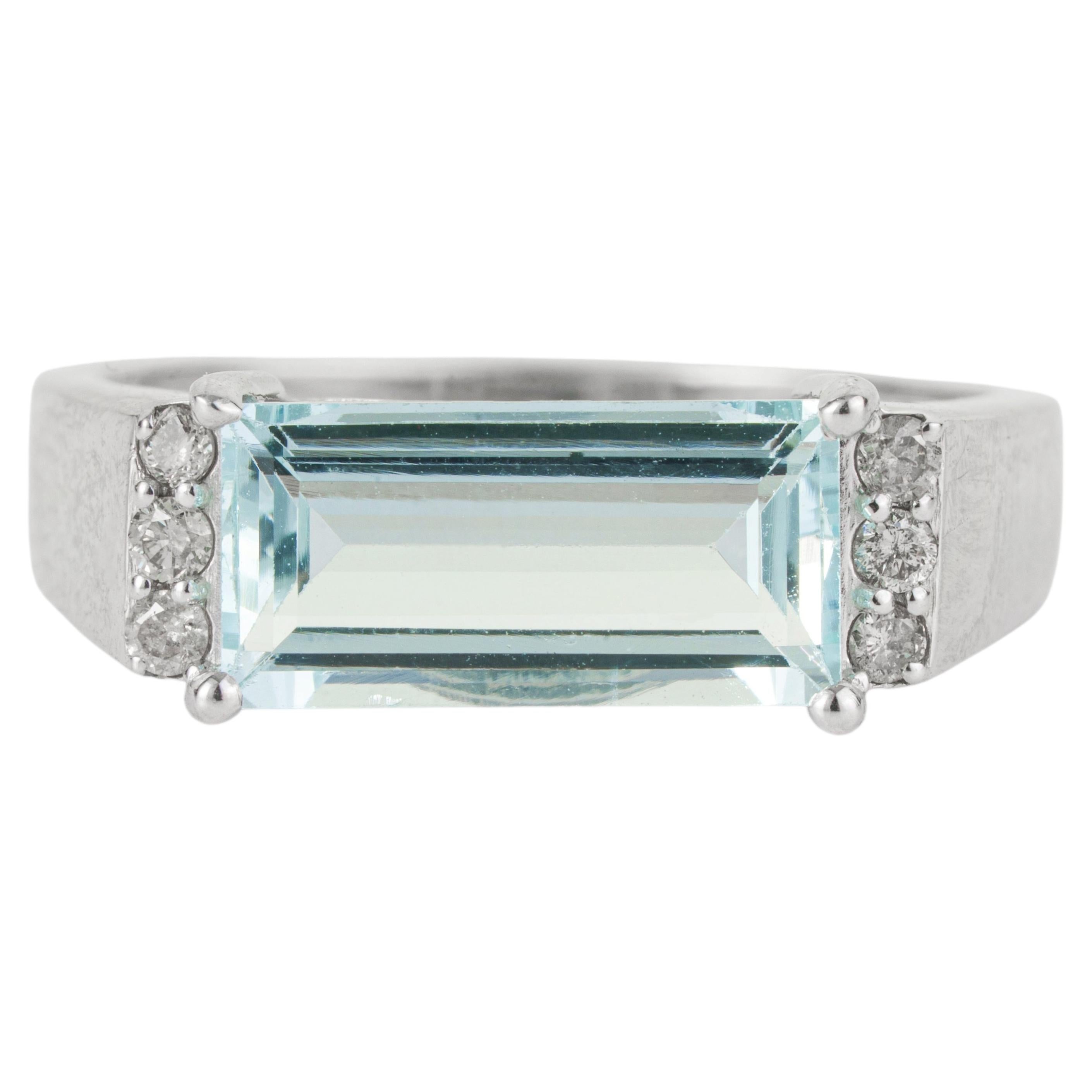 Silvorra – Ring mit Aquamarin im Baguette-Schliff als Geburtsstein für den Monat März und Diamantakzenten