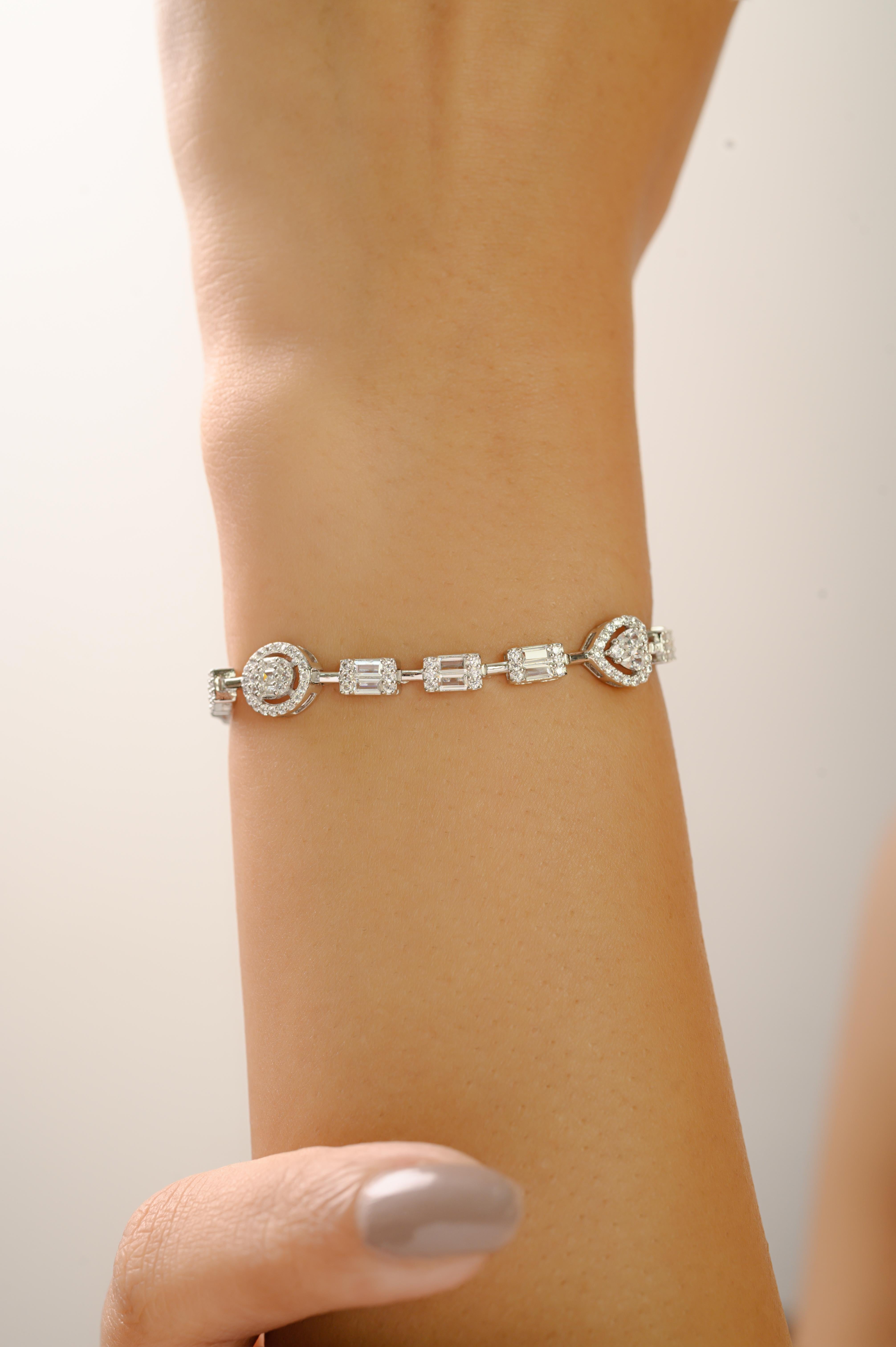 Dieses elegante Tennisarmband von Silvorra ist aus hochwertigem 925er Sterlingsilber gefertigt und mit einer Reihe weißer Zirkoniasteine in verschiedenen Schliffen und Größen geschmückt. Das Design wechselt elegant zwischen runden, Baguette-, Herz-