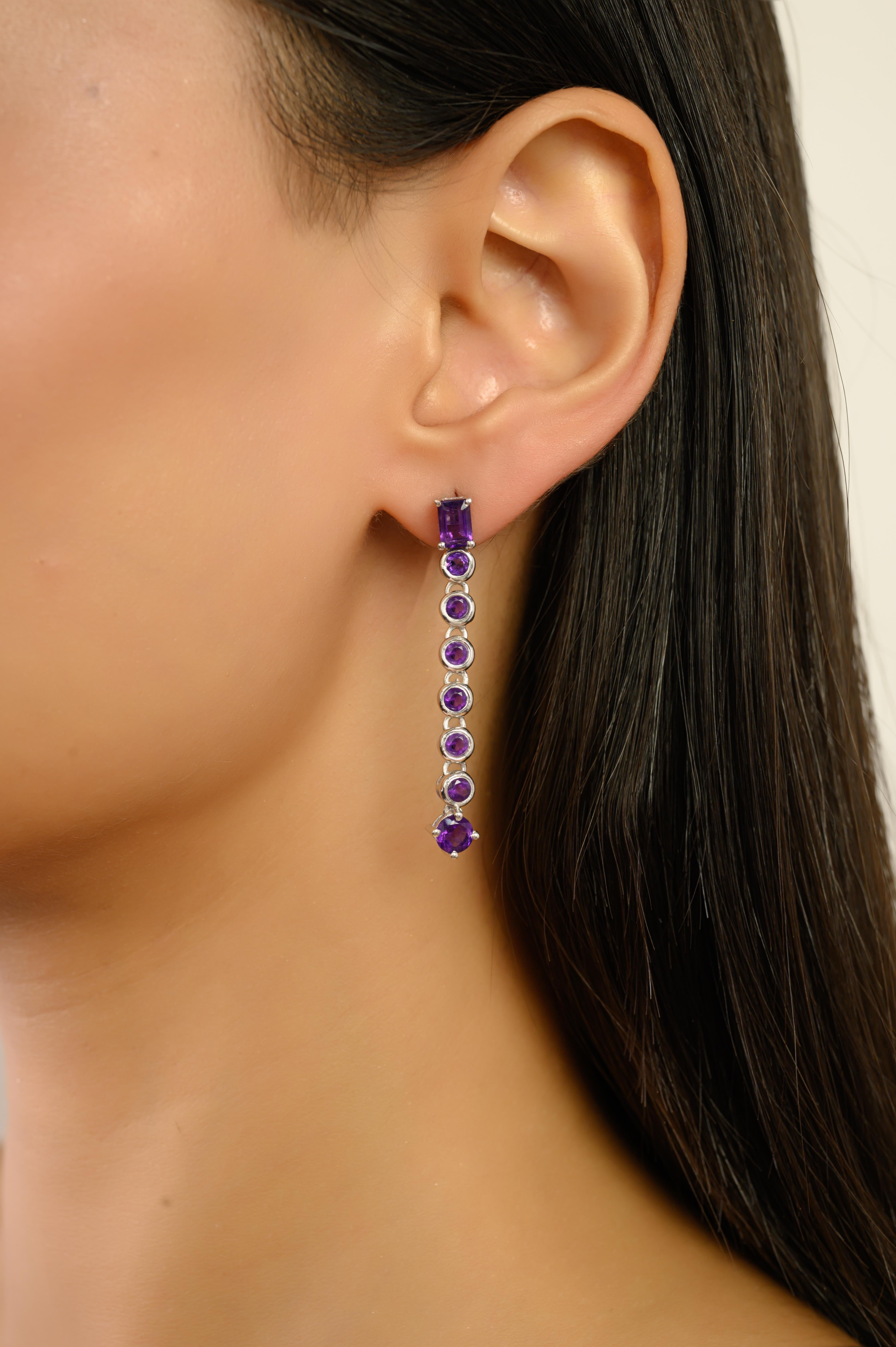 Questi orecchini in argento 925 presentano 16 gemme naturali di ametista, sapientemente tagliate in forme ottagonali e rotonde. Le gemme hanno dimensioni che vanno da 5,3 x 4,3 mm, 4,5 mm e 1,8 mm, con un peso totale di 4,25 carati e un ricco