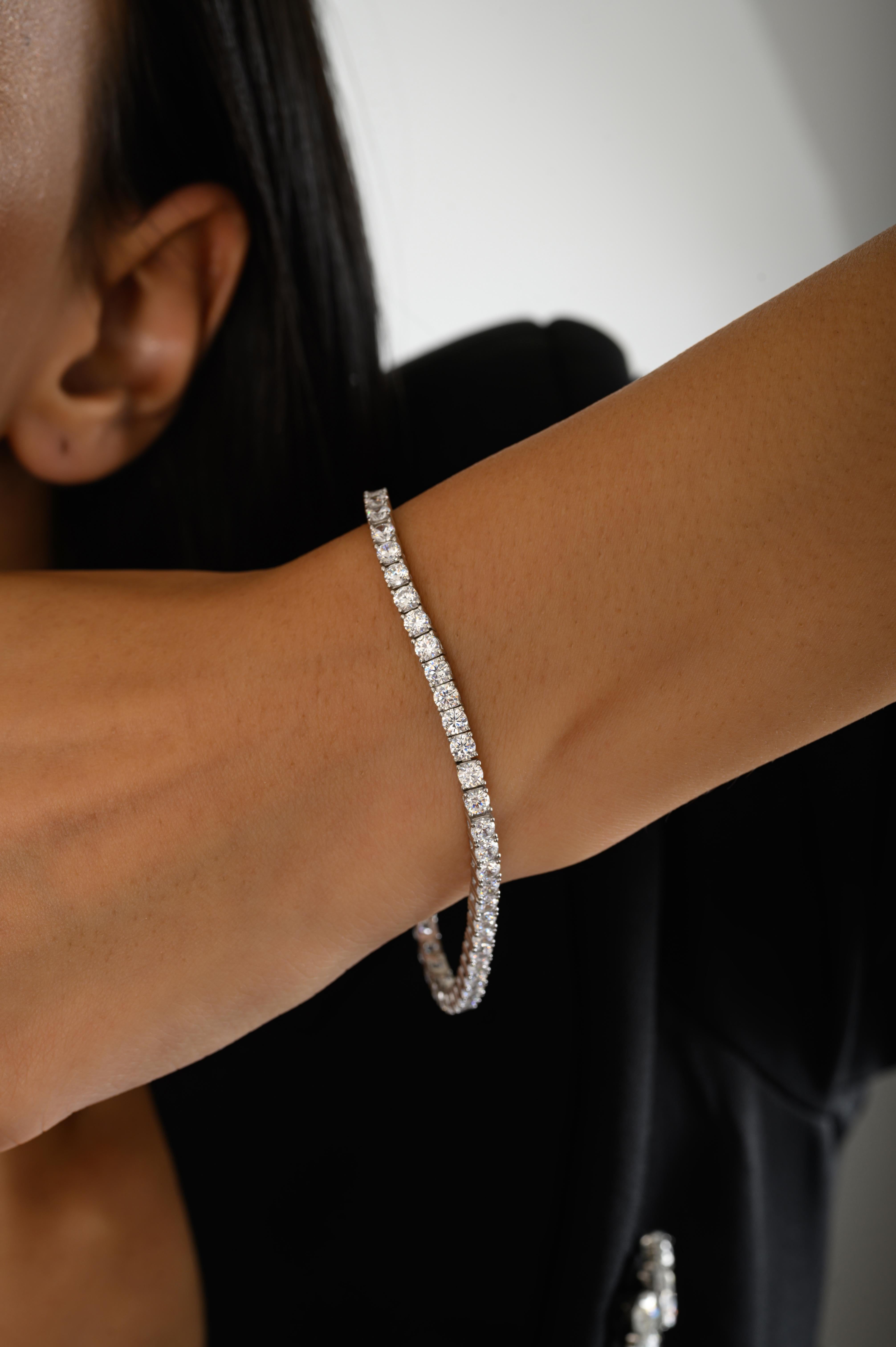 Questo elegante braccialetto tennis è realizzato in argento sterling 925 e ornato da brillanti pietre di zirconia cubica rotonde disposte in una fila continua. Il bracciale misura 7 pollici di lunghezza con una larghezza e un'altezza di 2 mm