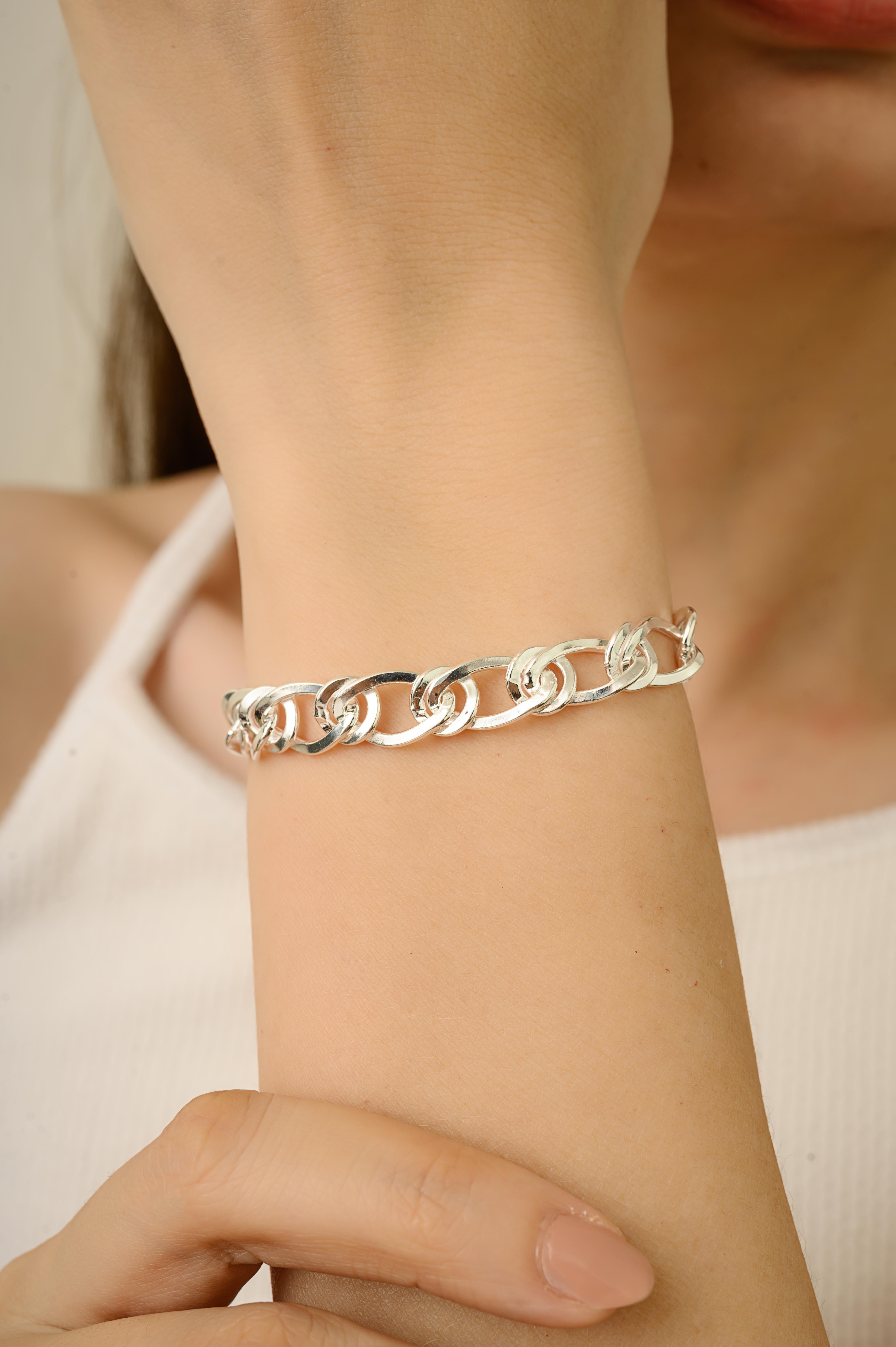 Realizzato in argento sterling 925 di alta qualità, questo braccialetto Silvorra presenta un moderno design a catena Figaro attorcigliata che unisce eleganza e stile contemporaneo. Con una finitura lucida e brillante, cattura la luce in modo