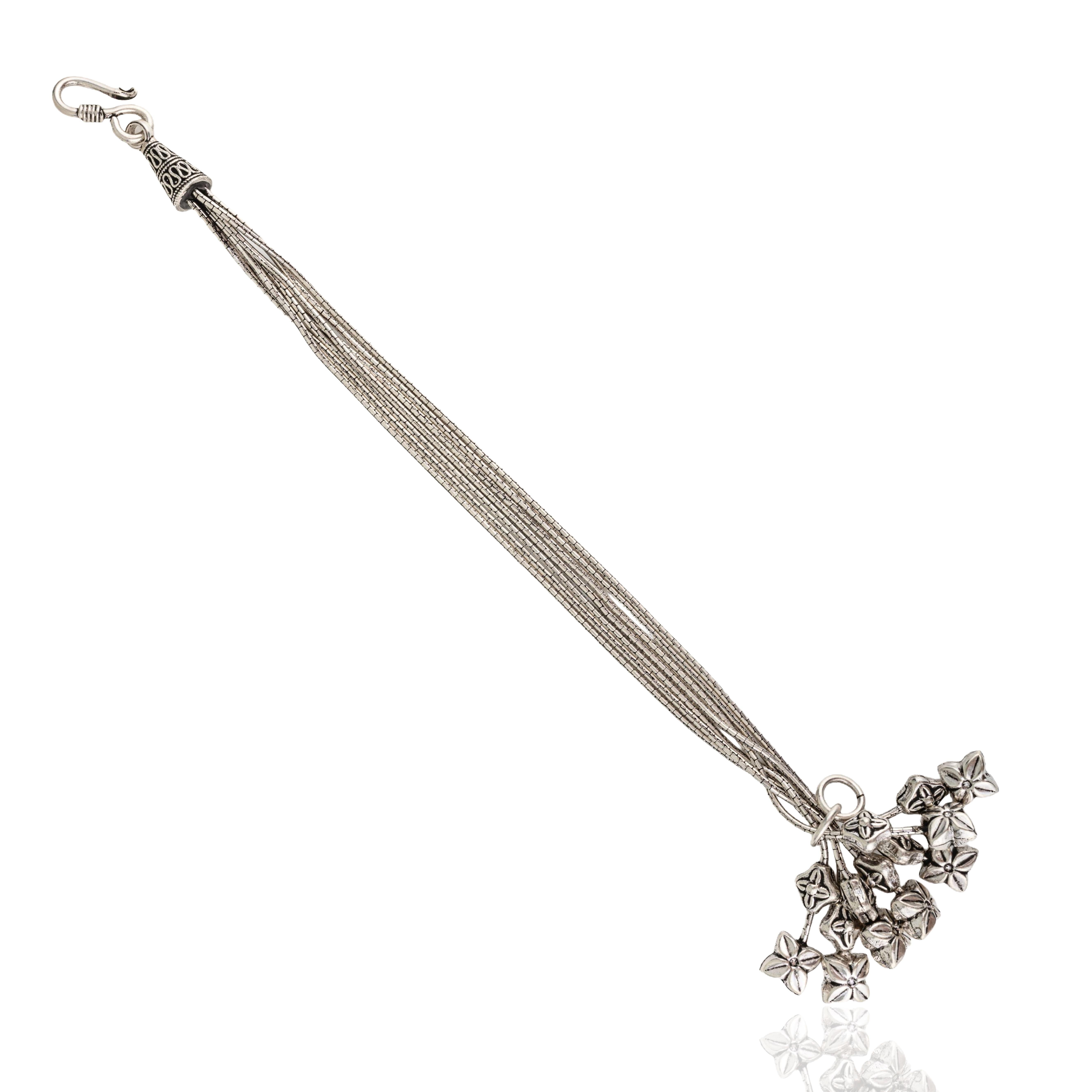 La pulsera elegante de plata de ley 925 Silvorra combina la delicada artesanía con un diseño elegante. Fabricado en plata maciza, presenta varias hebras finas unidas a la perfección, que terminan en encantadores detalles florales de plata. Con un