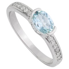 Anillo de plata 925 de Silvorra con aguamarina natural y cuerpo engastado con diamantes