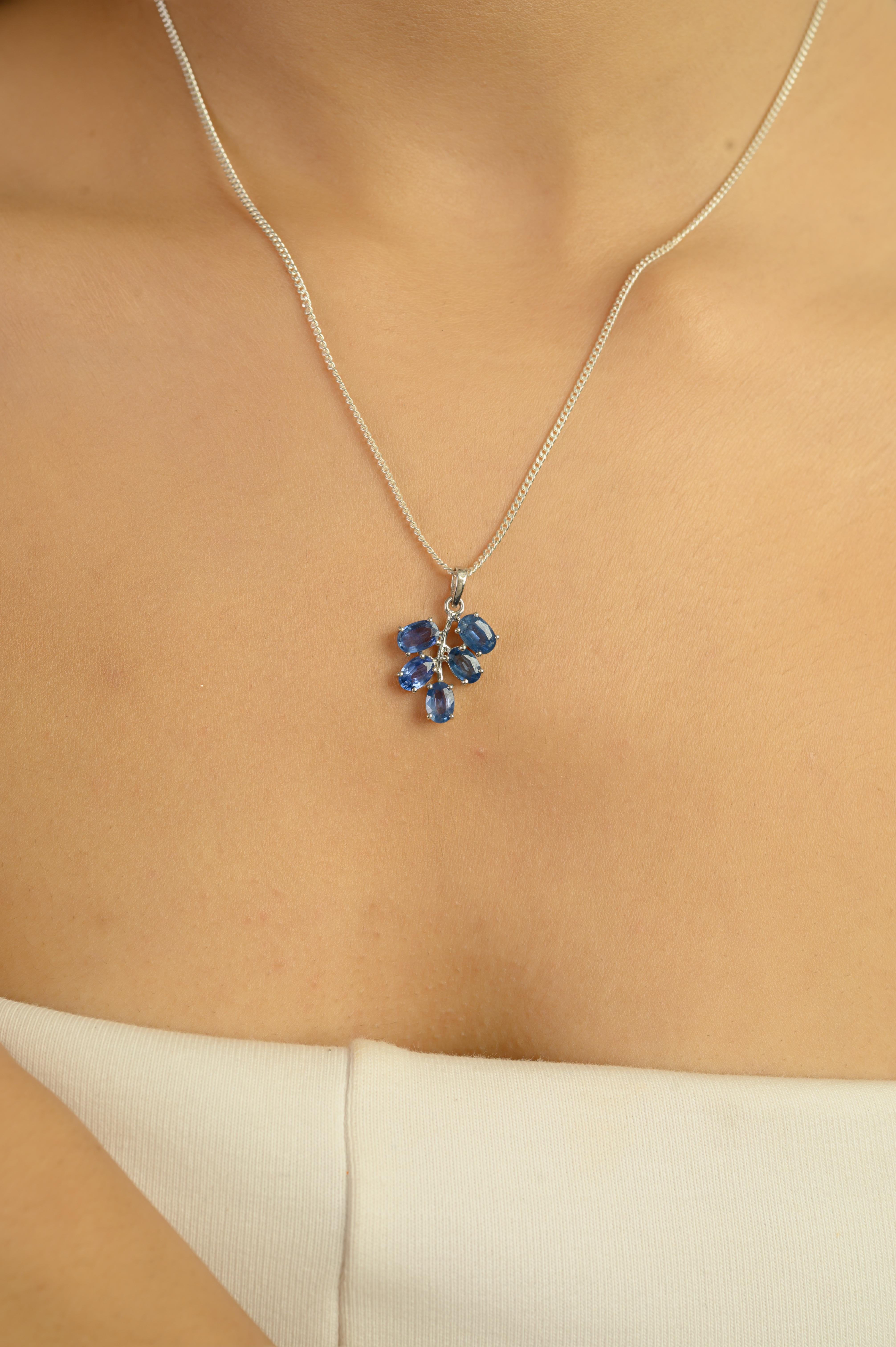 Ciondolo a grappolo ovale con zaffiro blu naturale di Silvorra in argento 925 in vendita 4