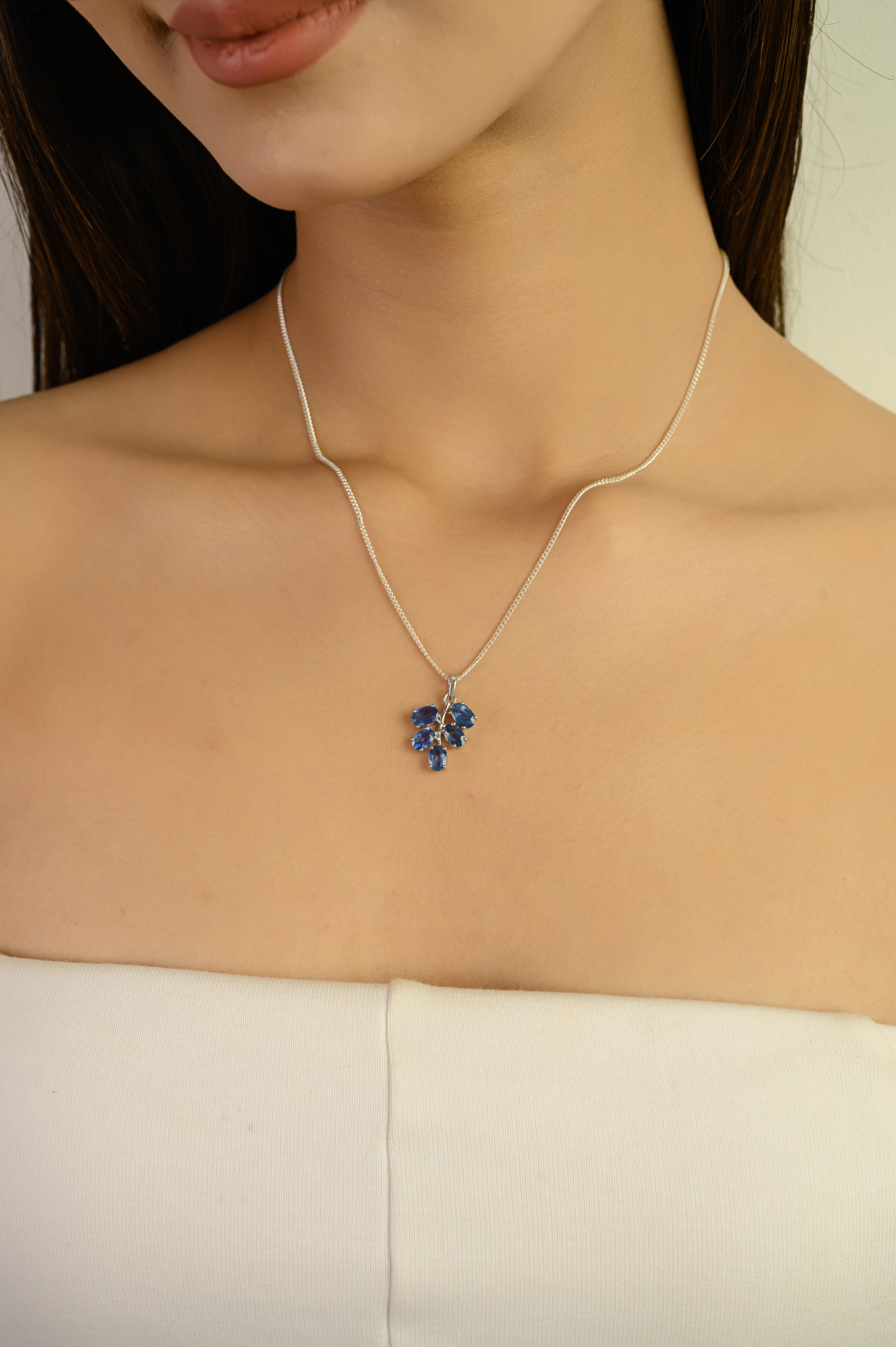 Ciondolo a grappolo ovale con zaffiro blu naturale di Silvorra in argento 925 in vendita 2