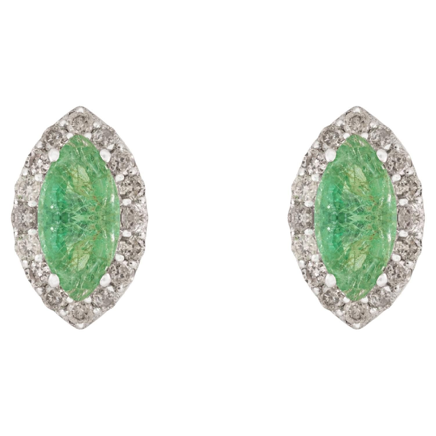 Orecchini a perno in argento con smeraldo naturale e diamanti a raggiera di Silvorra per lei in vendita