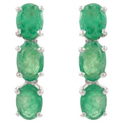 Pendientes de plata lineales con tres esmeraldas naturales de Silvorra, un regalo ideal para tu novia