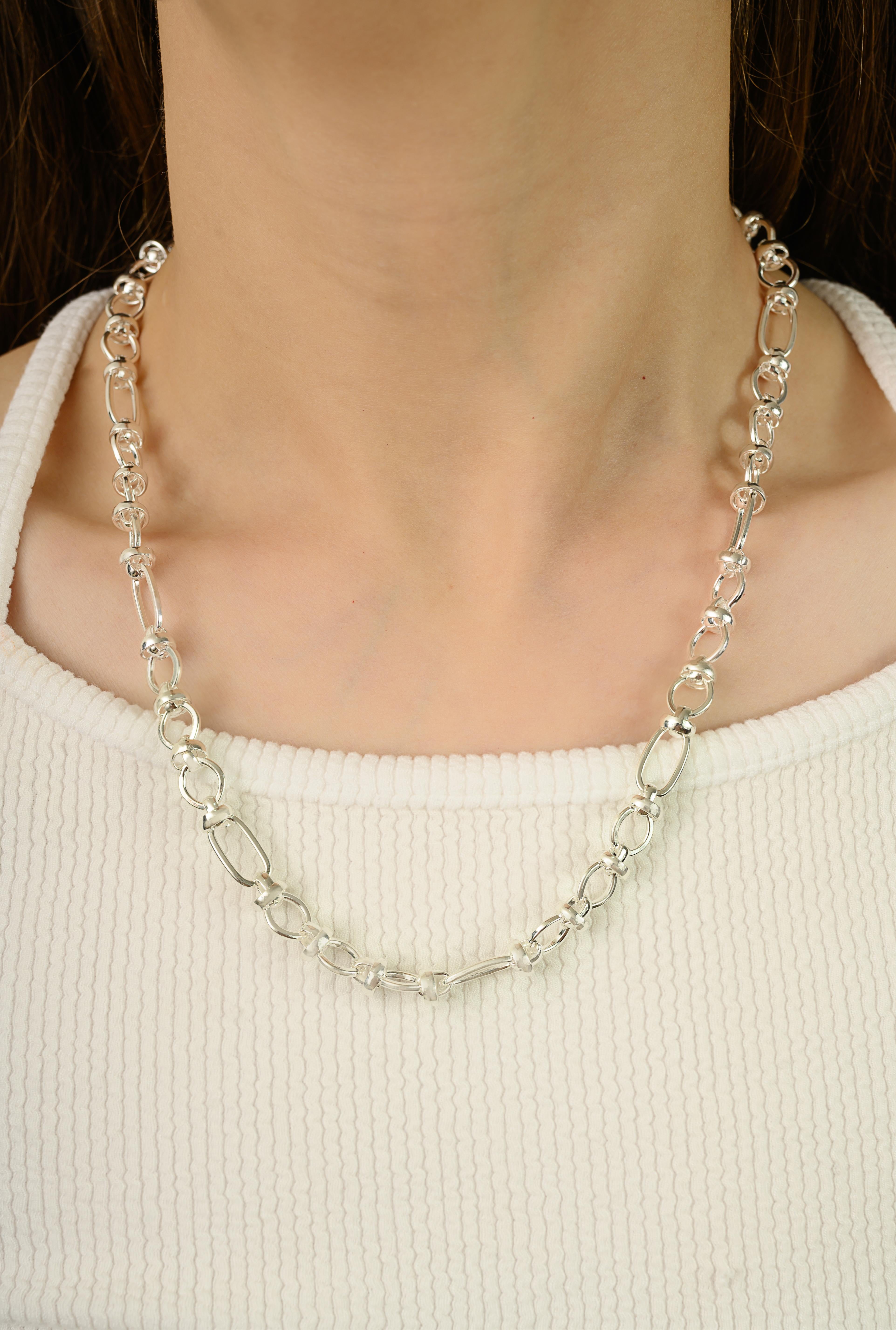 Audaci maglie ovali abbinate a connettori più piccoli definiscono questa collana in puro argento 925, conferendole un carattere distintivo ed elegante. Con un peso di 42,8 grammi, offre un comodo equilibrio tra durata ed eleganza. La collana misura