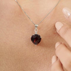 Silvorra Solitär-Anhänger aus 925er Silber mit strahlendem Granat im Trillion-Schliff und Diamanten