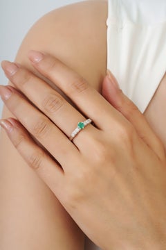 Silvorra Single Emerald Gemstone & Diamond Pavé Band Ring in 925 Sterling Silver