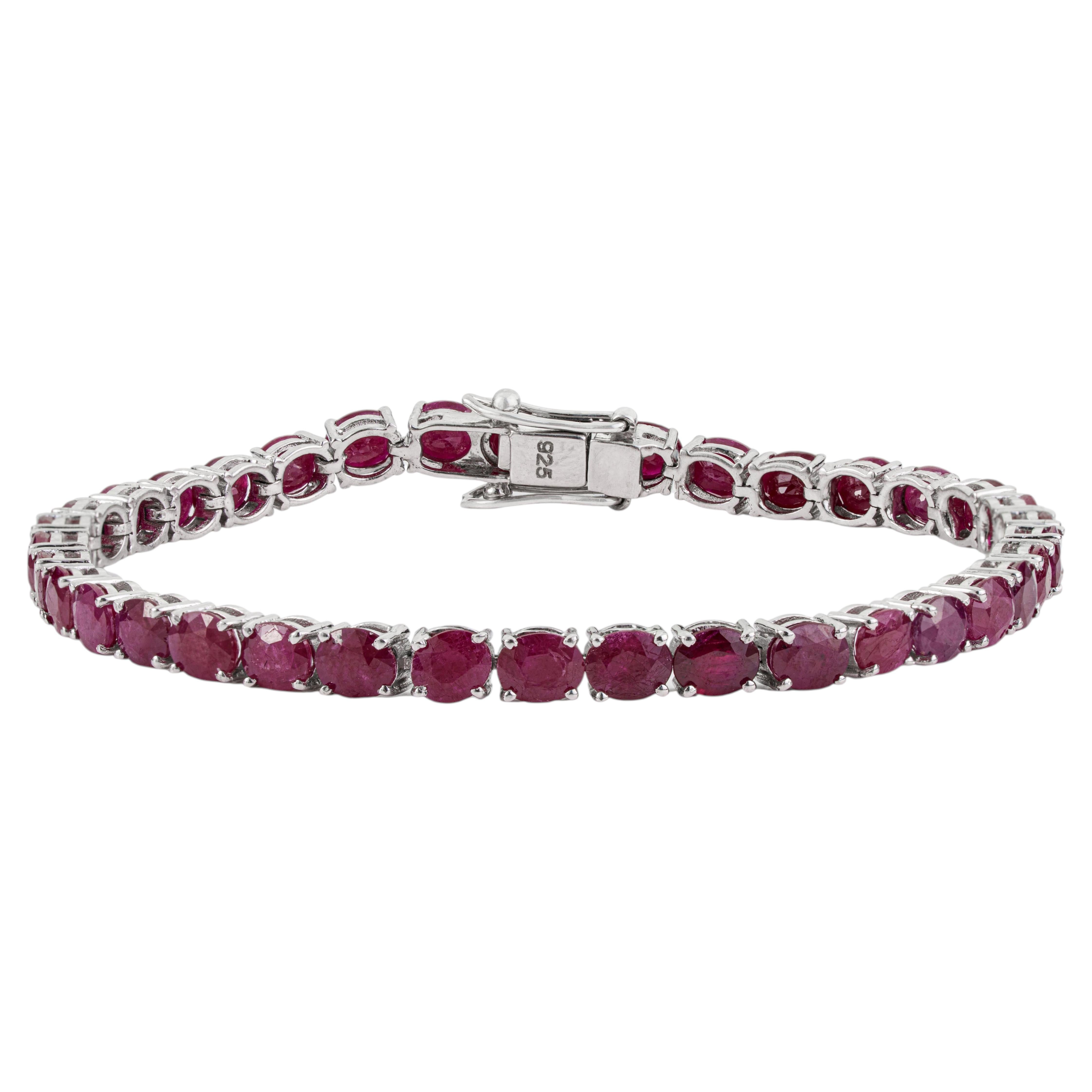 Bracciale da tennis Silvorra Sleek con rubini scuri a taglio ovale in argento massiccio