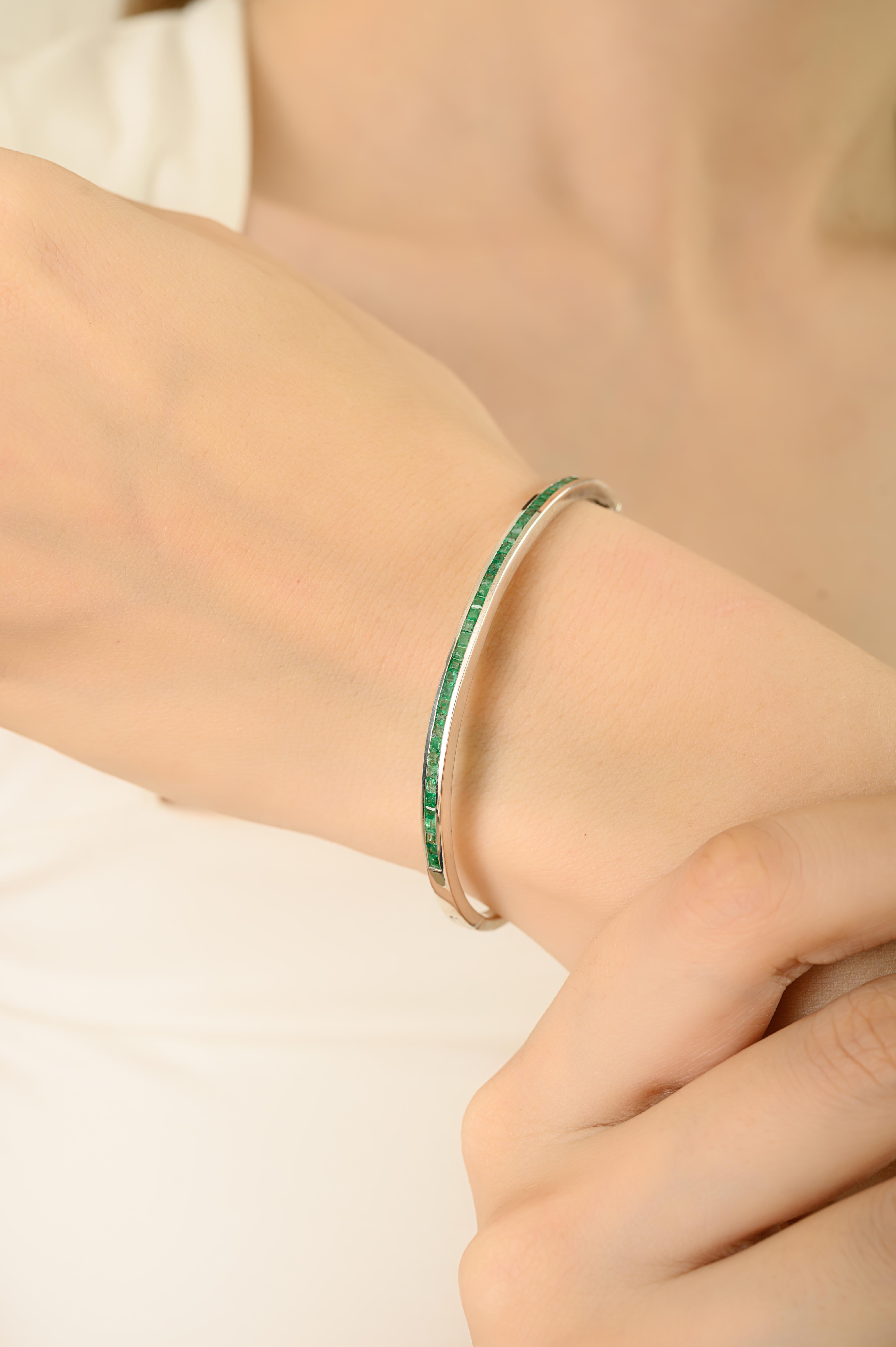 Silvorra Square Cut Natural Emerald Sleek Cuff Armreif aus 925 Silber im Angebot 4