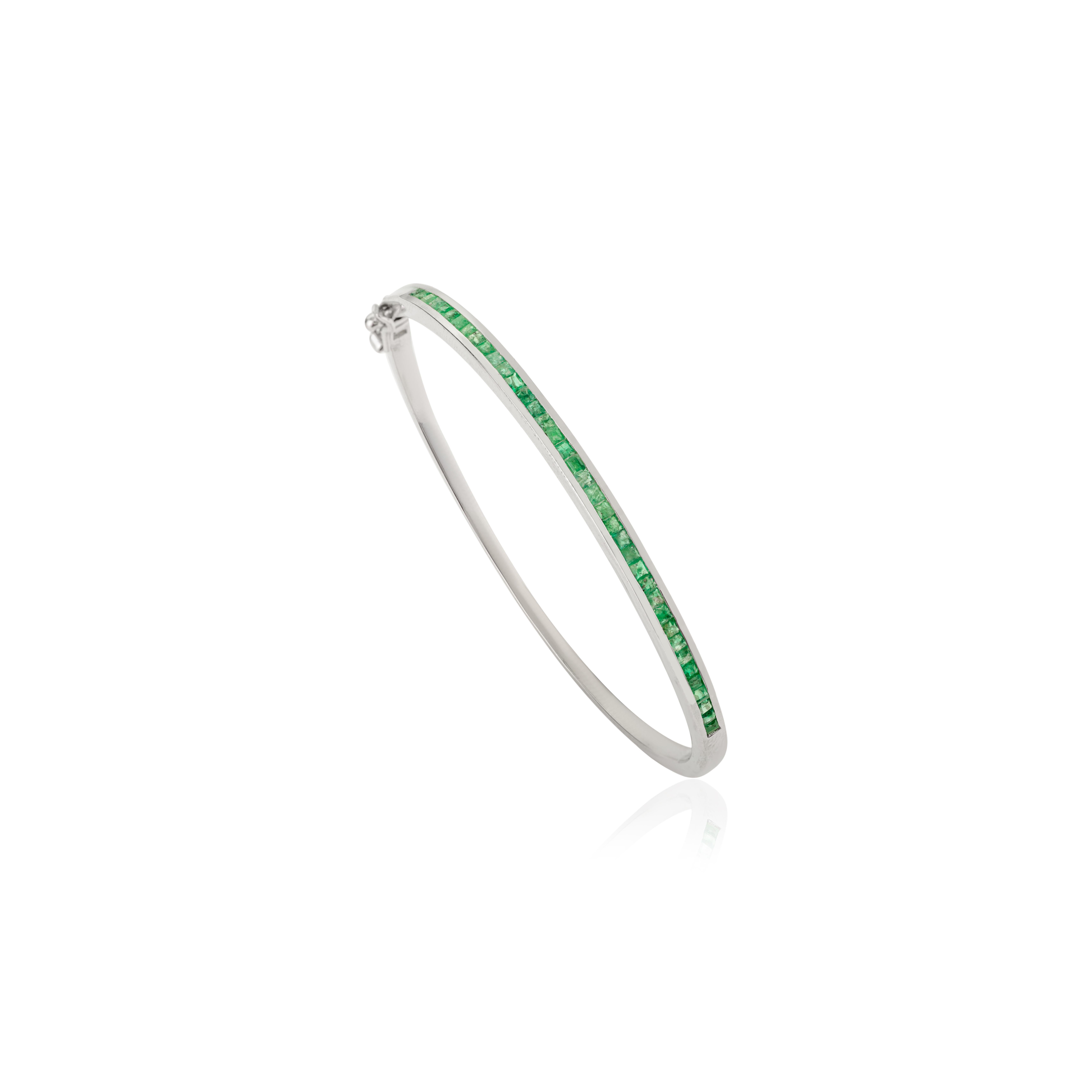 Silvorra Square Cut Natural Emerald Sleek Cuff Armreif aus 925 Silber (Modernistisch) im Angebot