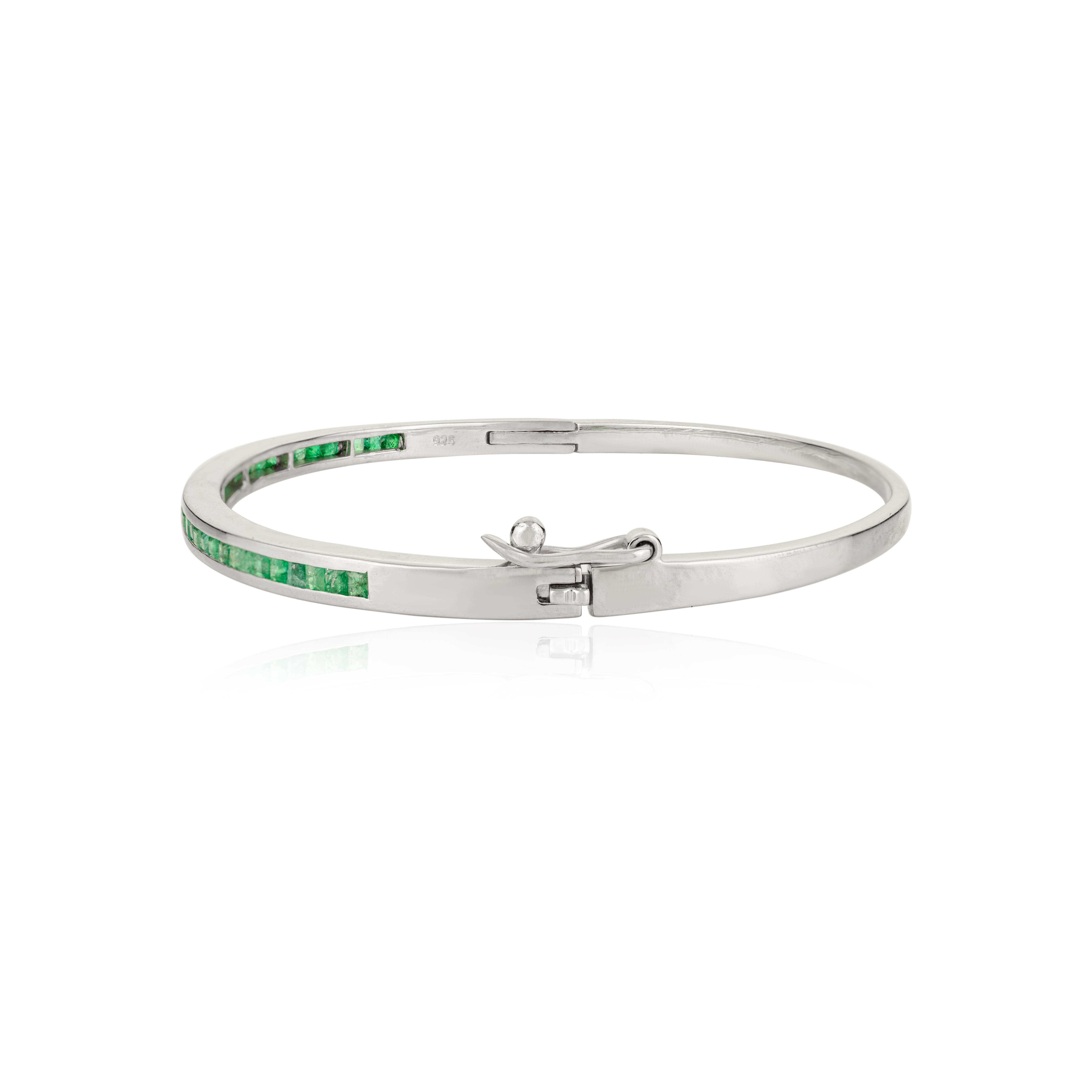 Silvorra Square Cut Natural Emerald Sleek Cuff Armreif aus 925 Silber im Zustand „Neu“ im Angebot in New York, NY