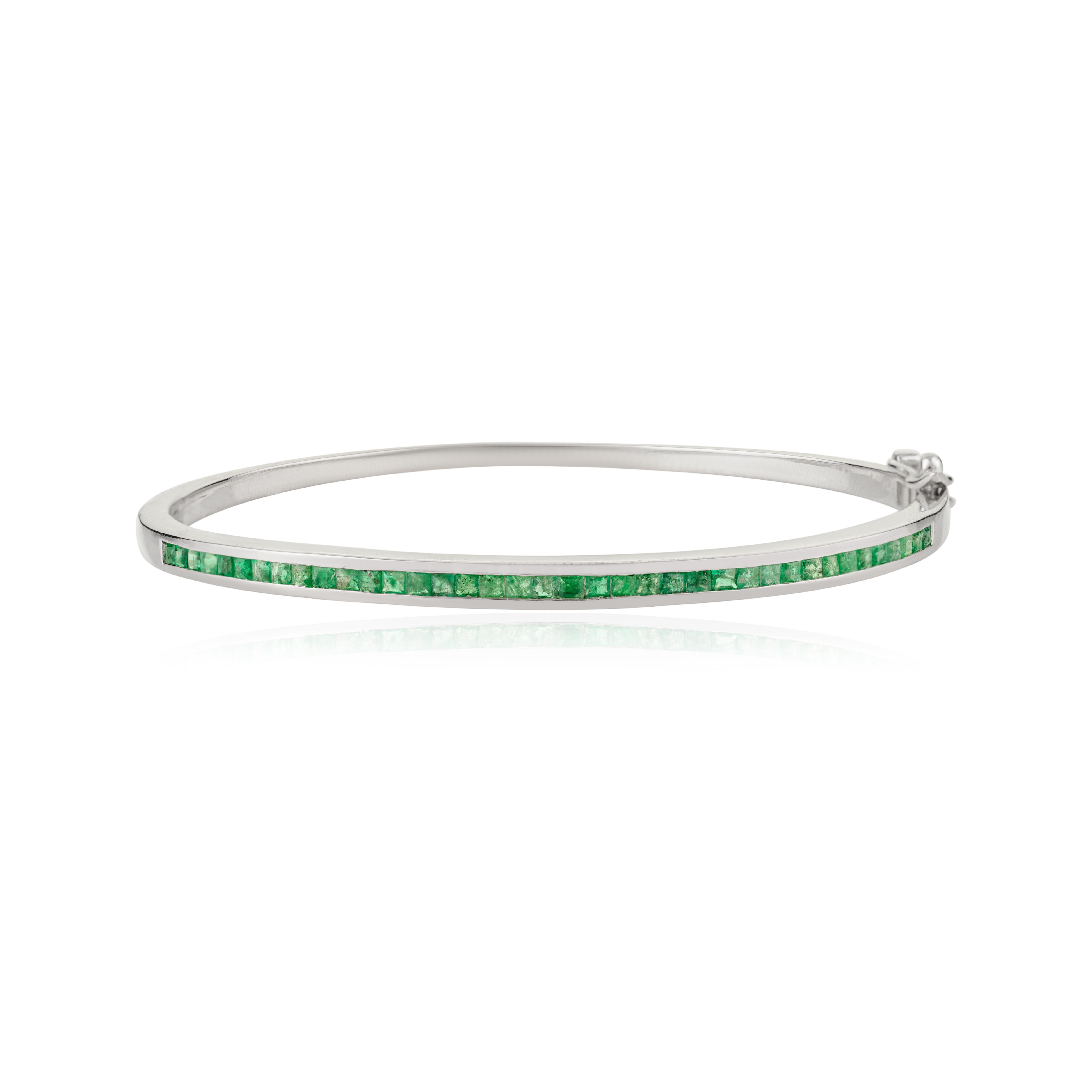 Silvorra Square Cut Natural Emerald Sleek Cuff Armreif aus 925 Silber im Angebot 1